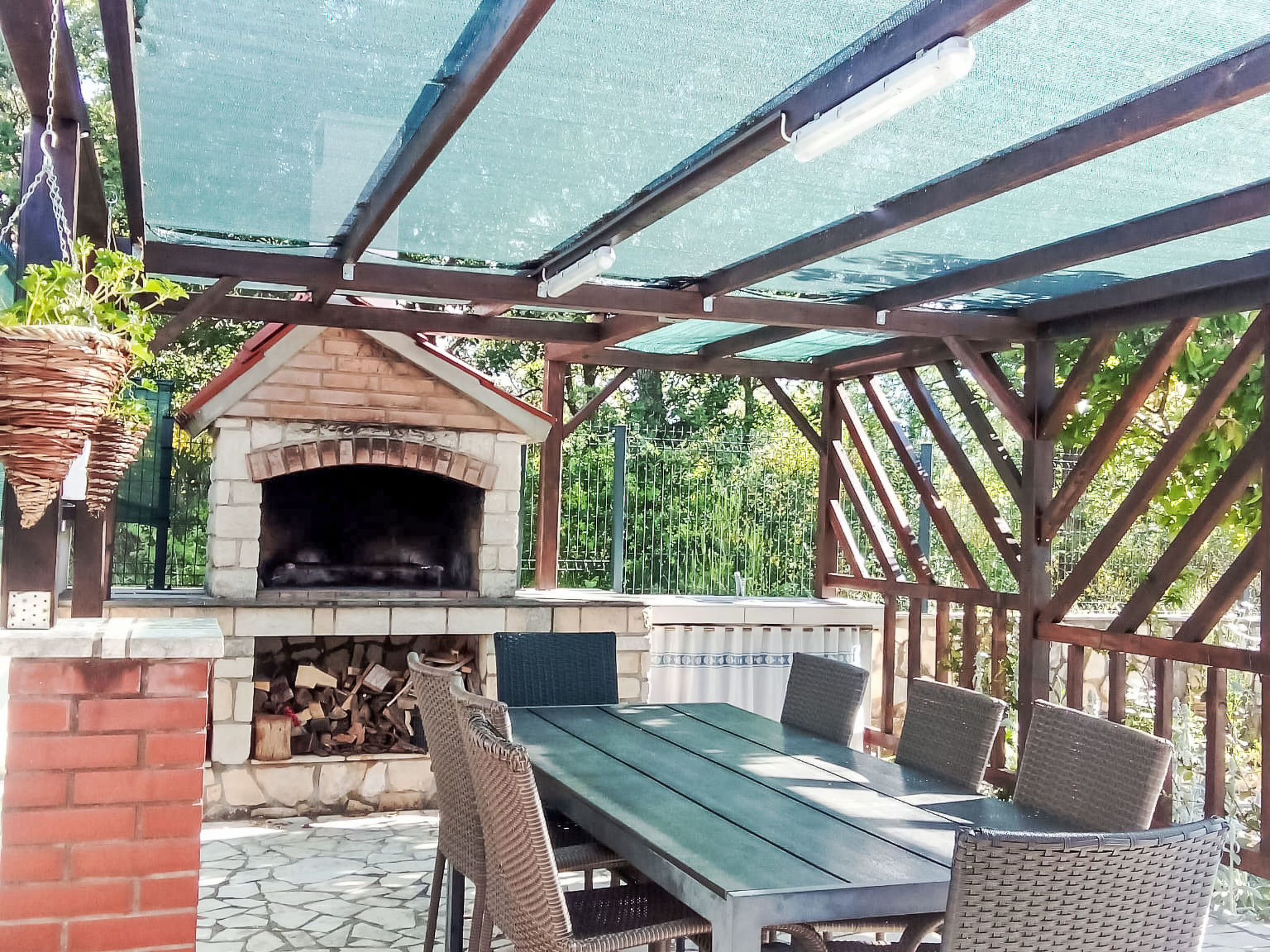 Geräumiges Ferienhaus mit 4 Schlafzimmern und privatem Pool - Buiten
