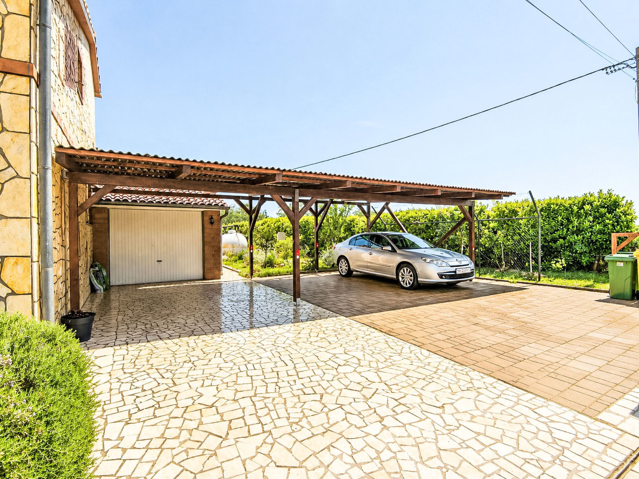 Geräumiges Ferienhaus mit 4 Schlafzimmern und privatem Pool - Buiten