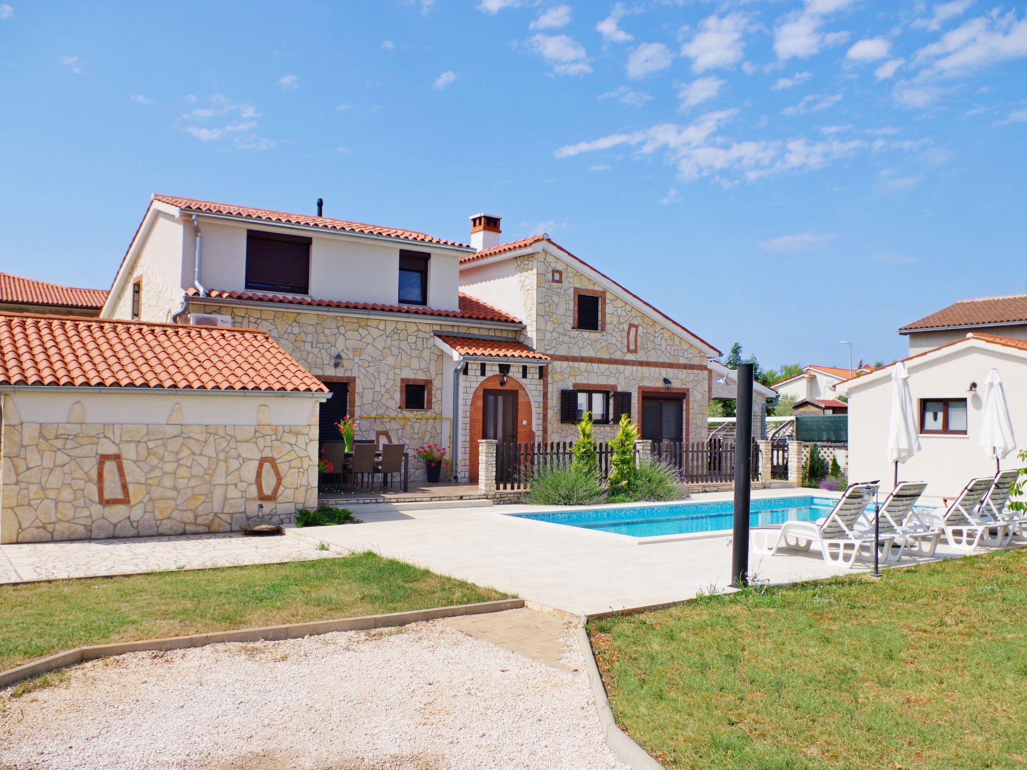 Geräumiges Ferienhaus mit 4 Schlafzimmern und privatem Pool