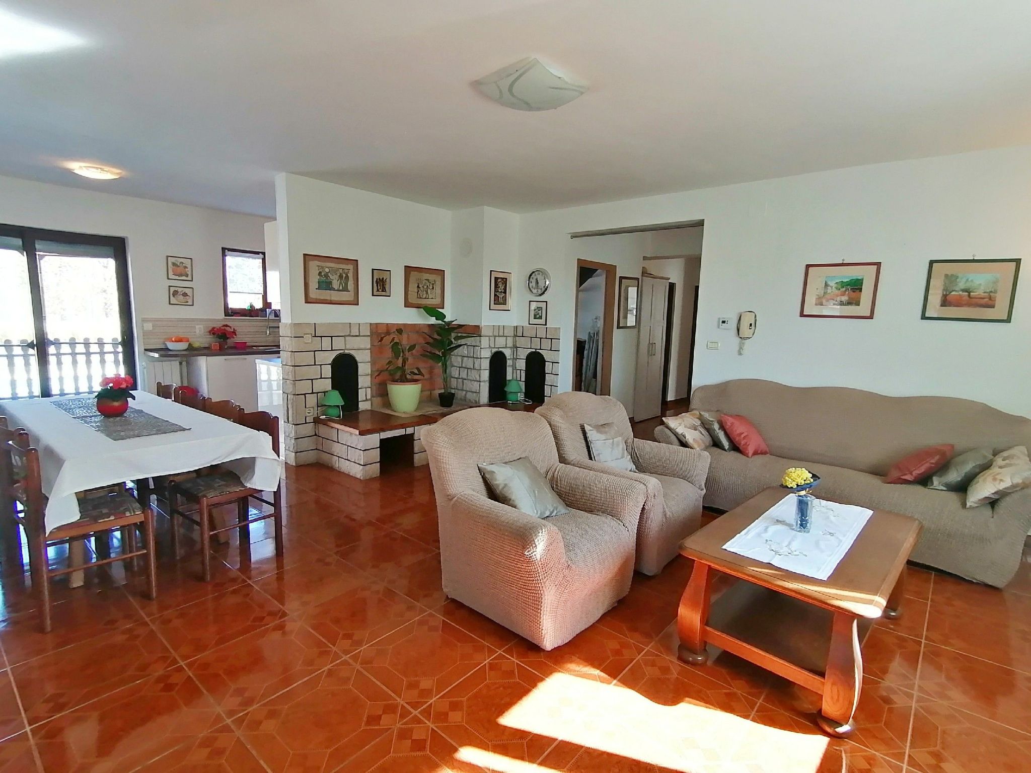 Geräumiges Ferienhaus mit 4 Schlafzimmern und privatem Pool-Drinnen