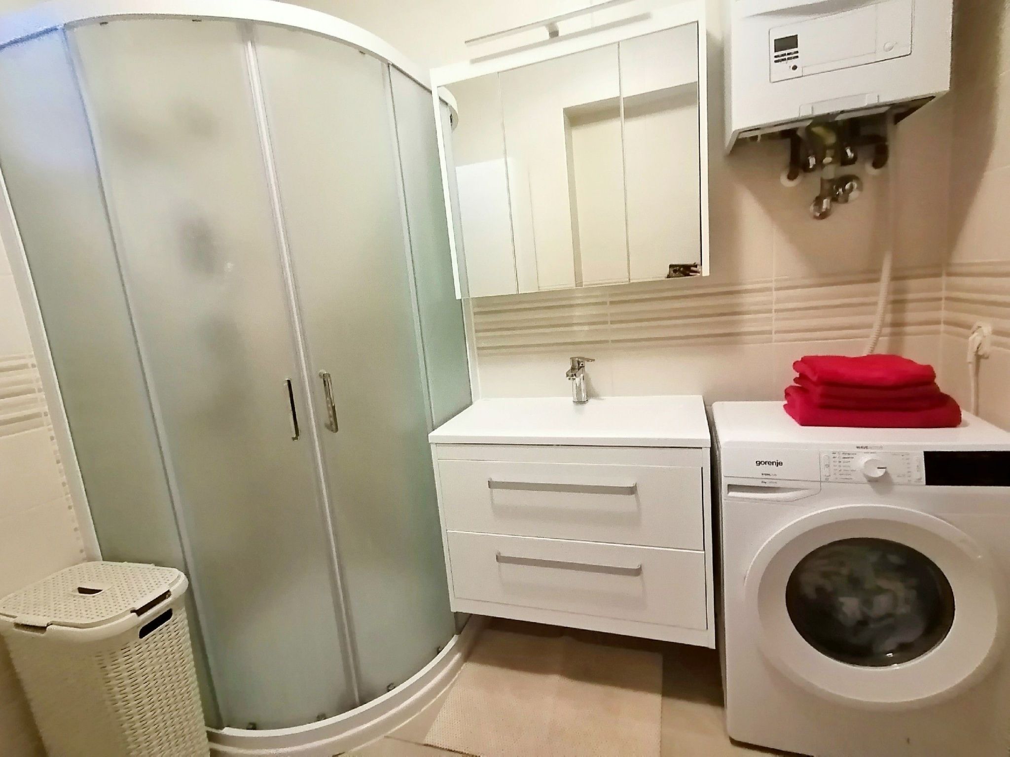 Geräumiges Ferienhaus mit 4 Schlafzimmern und privatem Pool-Drinnen