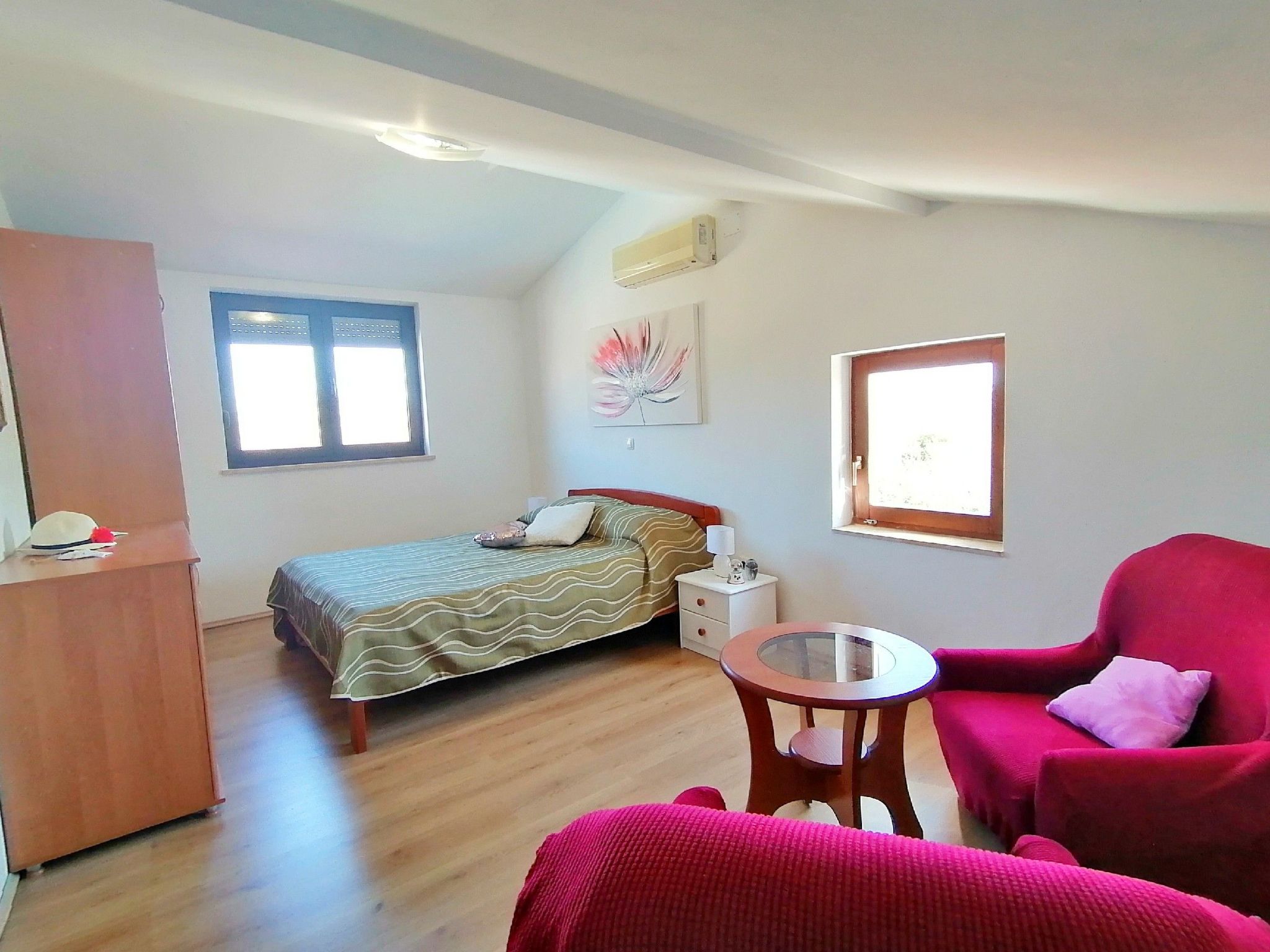 Geräumiges Ferienhaus mit 4 Schlafzimmern und privatem Pool-Image-tags.info