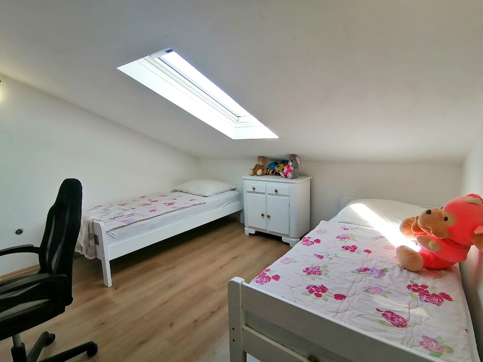 Geräumiges Ferienhaus mit 4 Schlafzimmern und privatem Pool-Drinnen