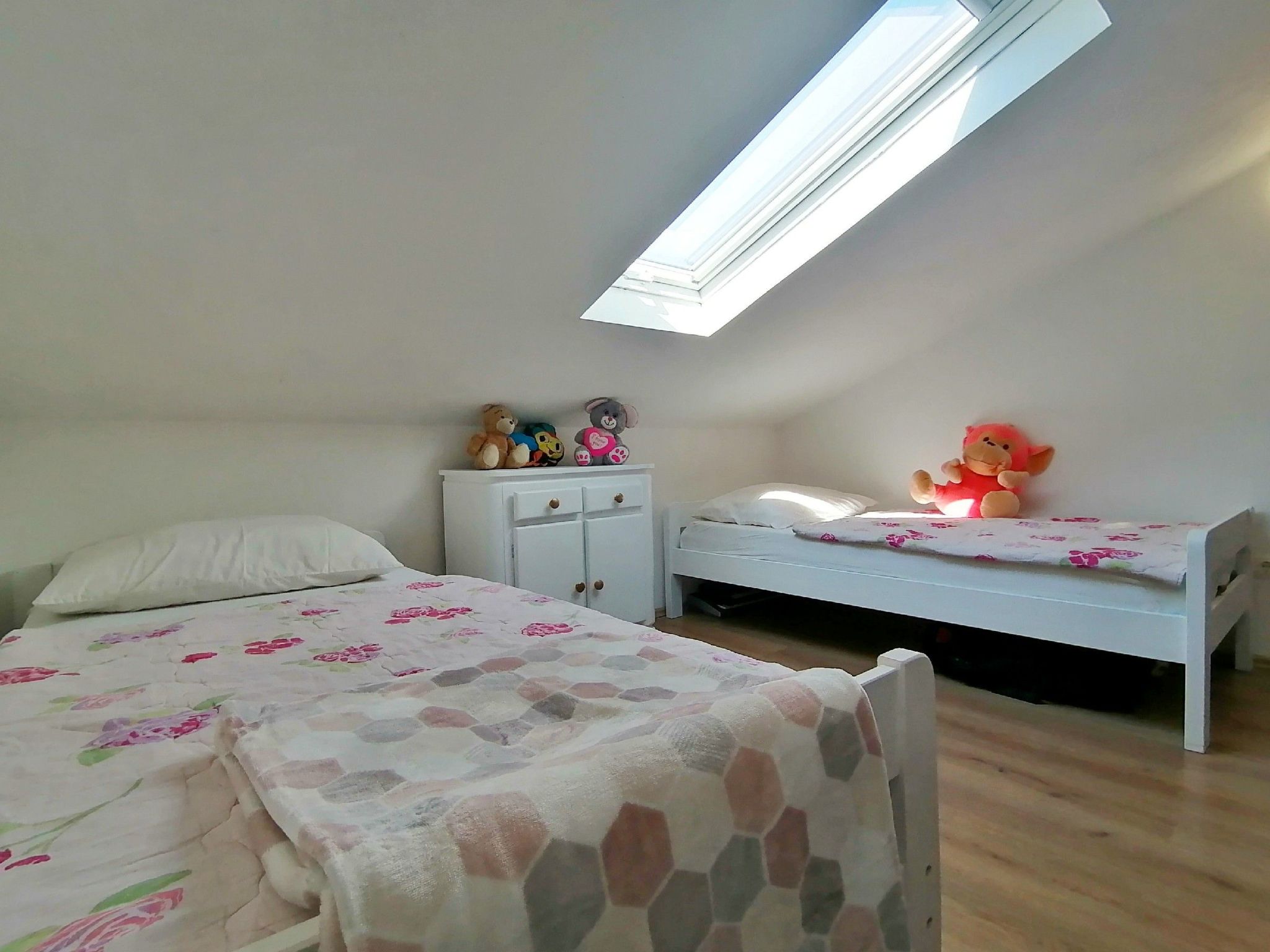 Geräumiges Ferienhaus mit 4 Schlafzimmern und privatem Pool-Drinnen