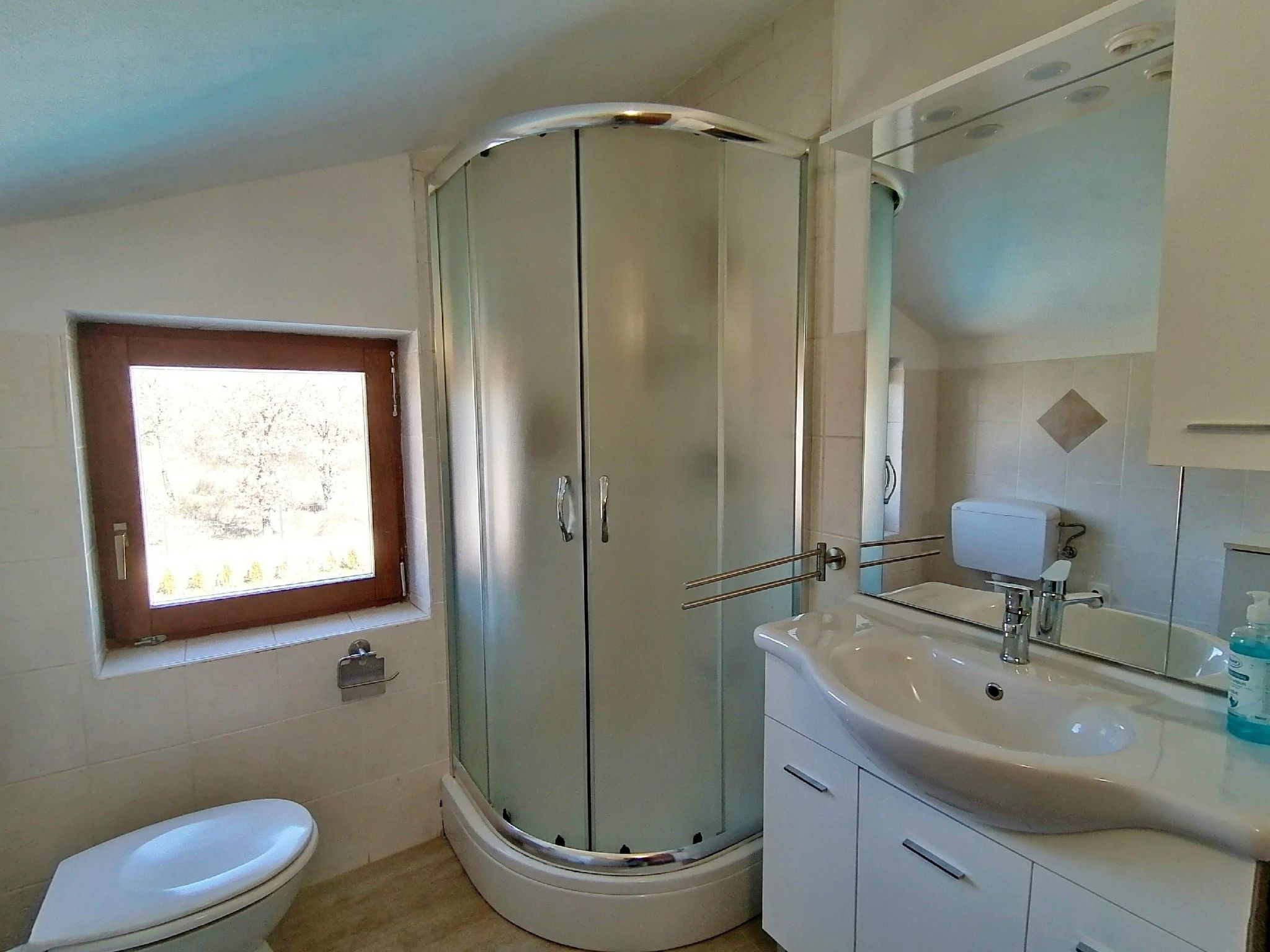 Geräumiges Ferienhaus mit 4 Schlafzimmern und privatem Pool-Drinnen