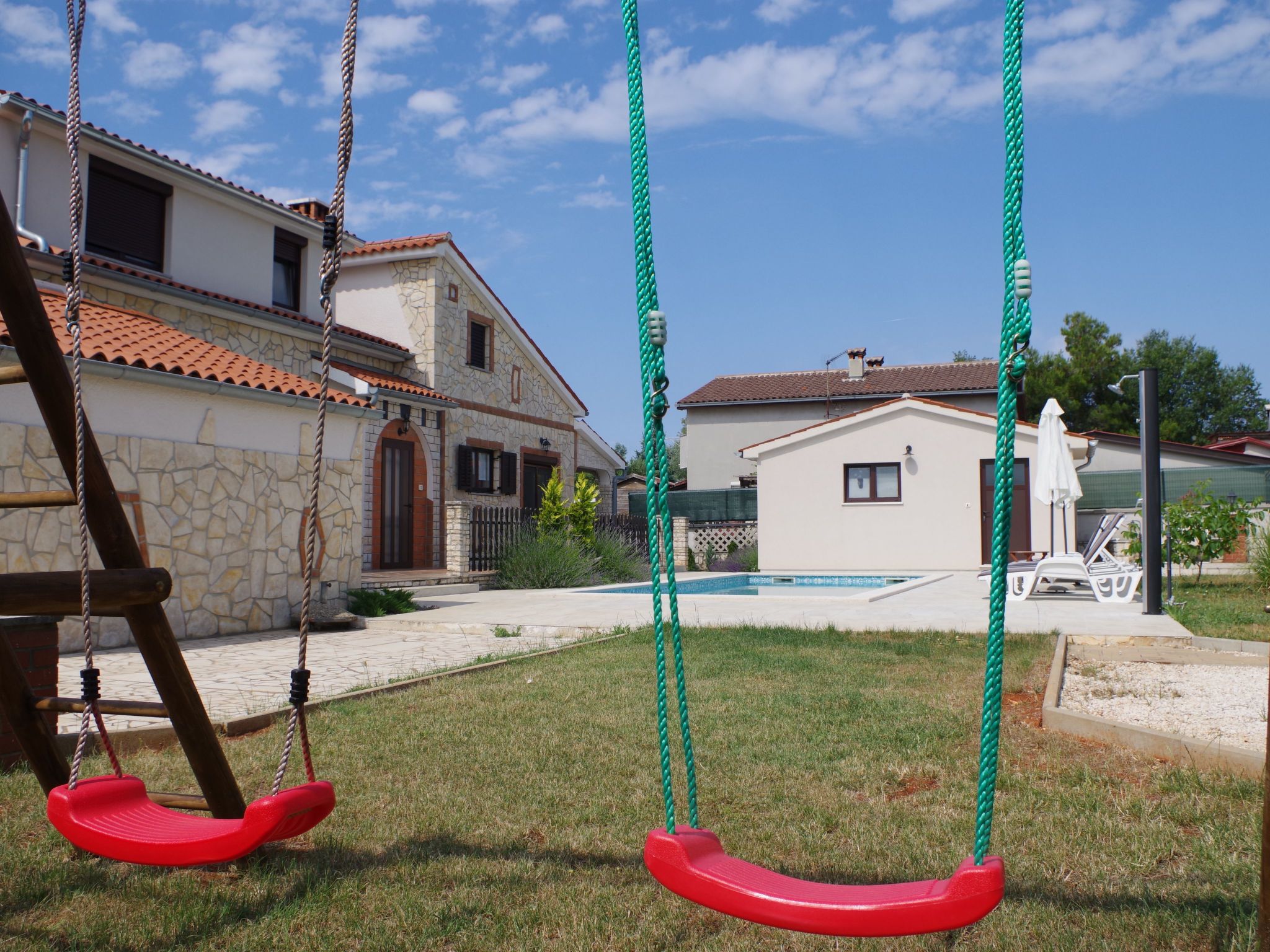 Geräumiges Ferienhaus mit 4 Schlafzimmern und privatem Pool-Draußen