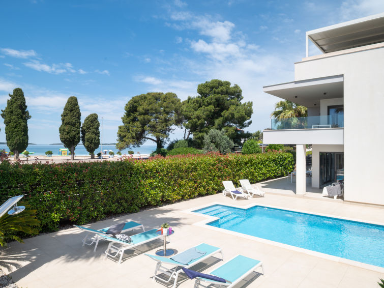 6-persoons appartement in Fažana met privézwembad aan zee in Fažana