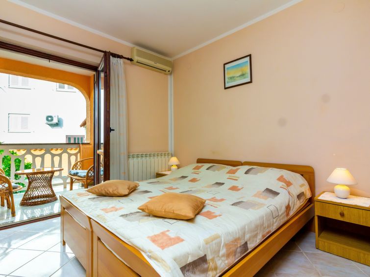 Centraal gelegen appartement aan zee in Fažana met open haard in Fažana
