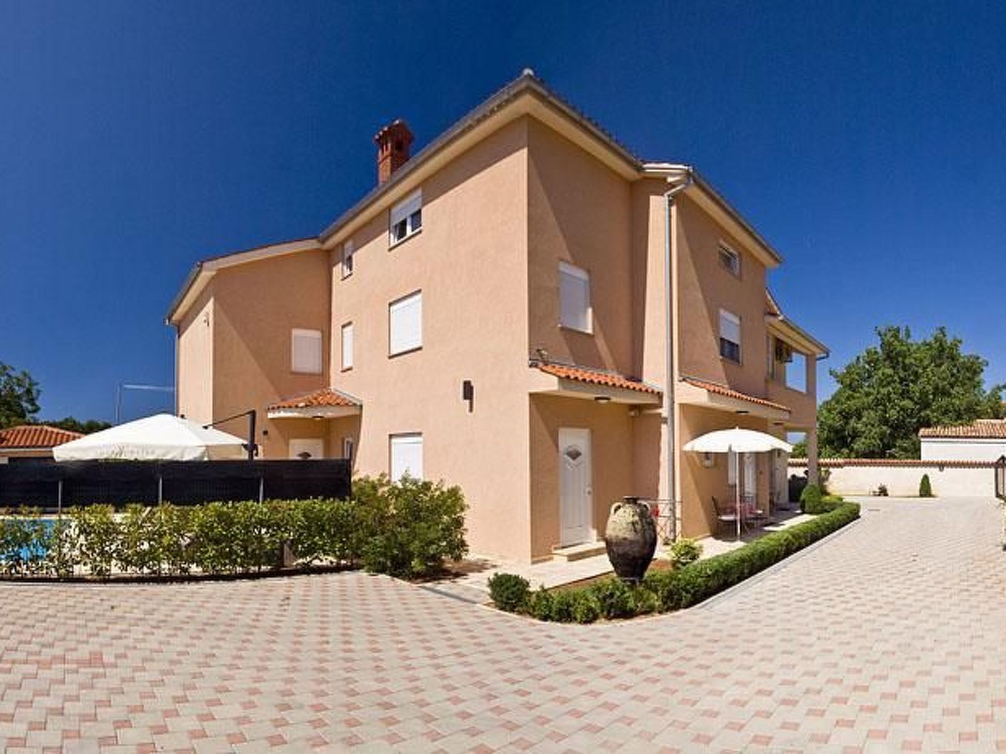 Geräumige Ferienwohnung für vier Personen mit Balkon und Meerblick