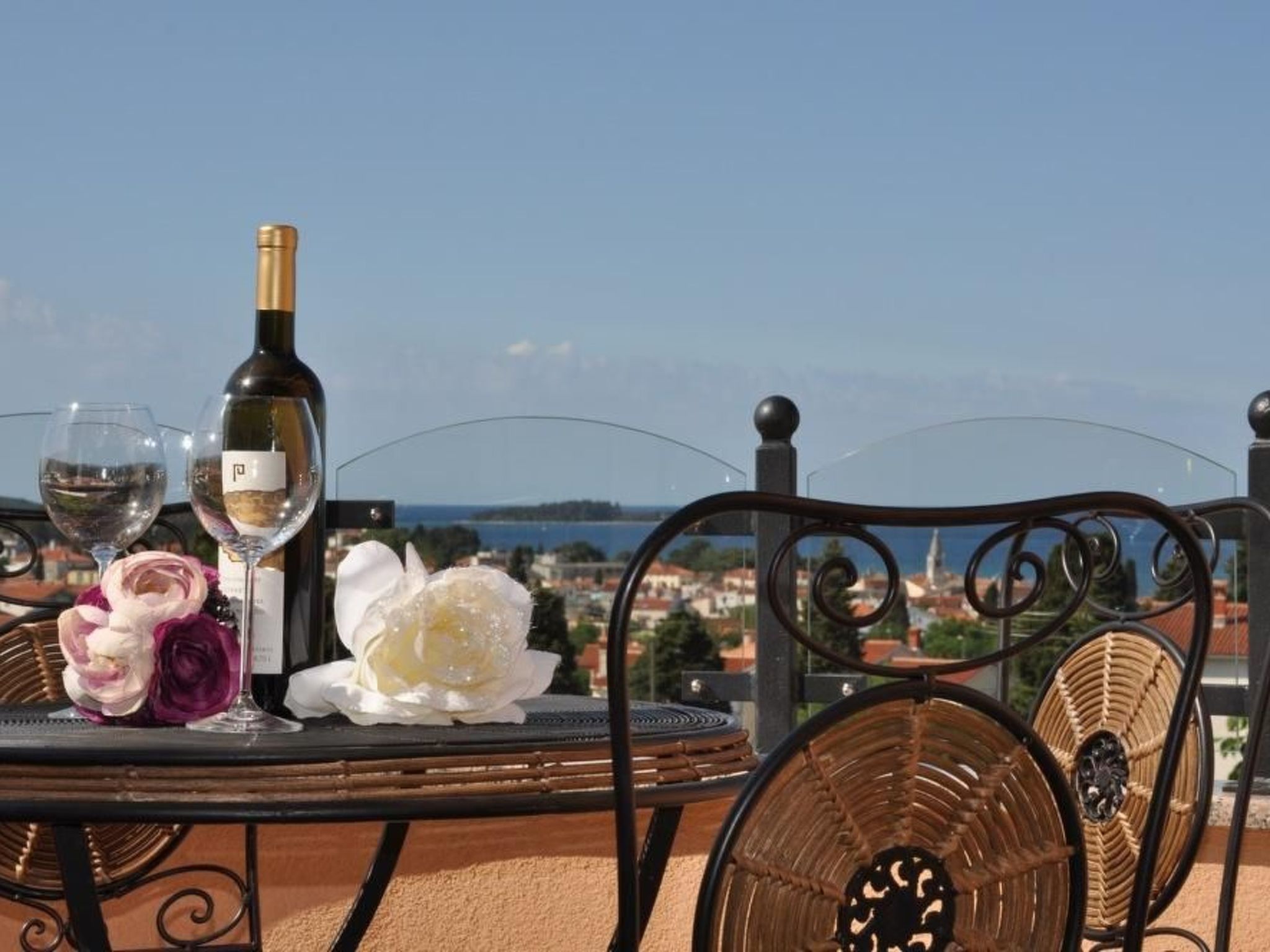 Geräumige Ferienwohnung für vier Personen mit Balkon und Meerblick-Outside
