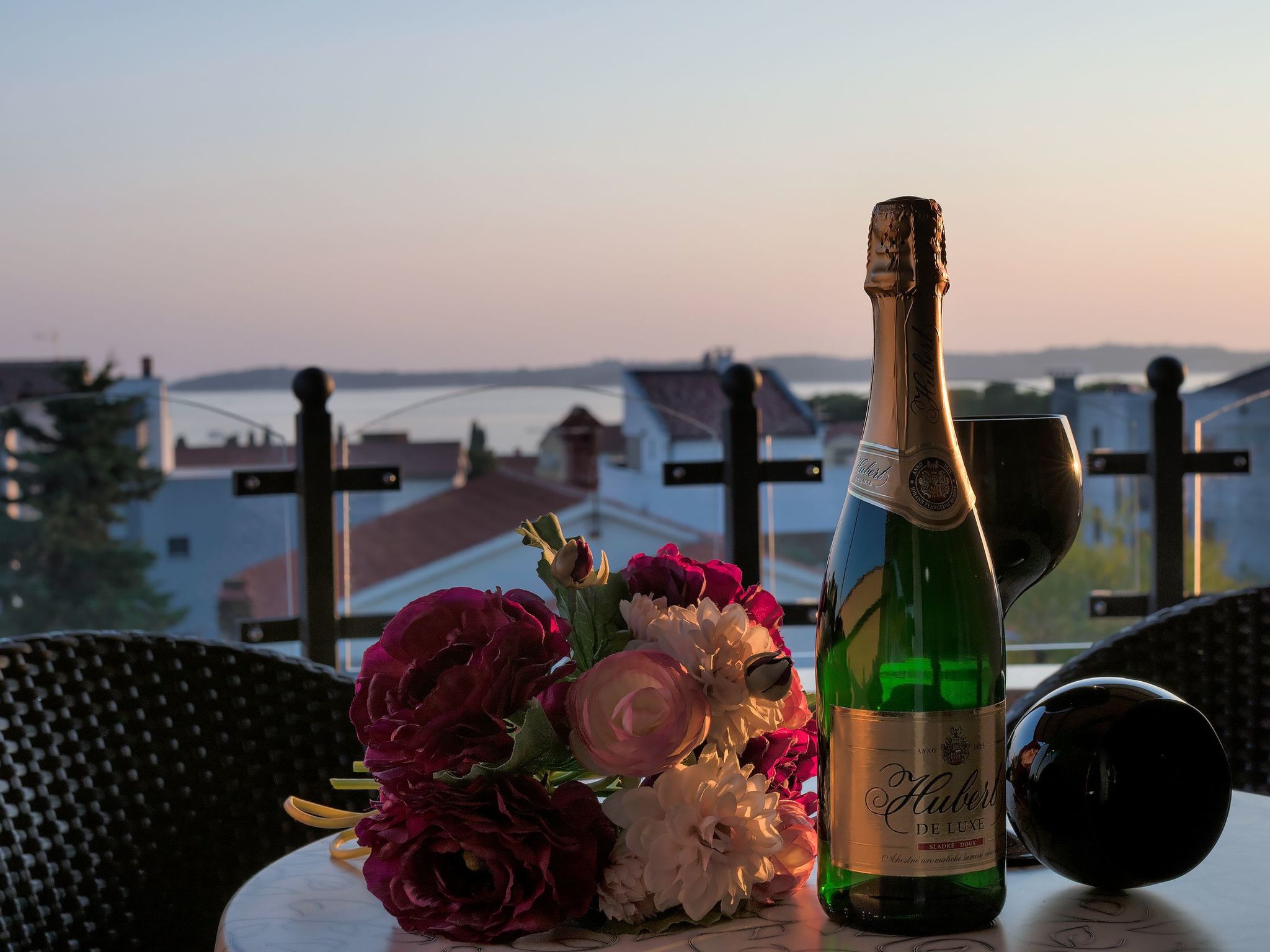 Geräumige Ferienwohnung für vier Personen mit Balkon und Meerblick-Outside