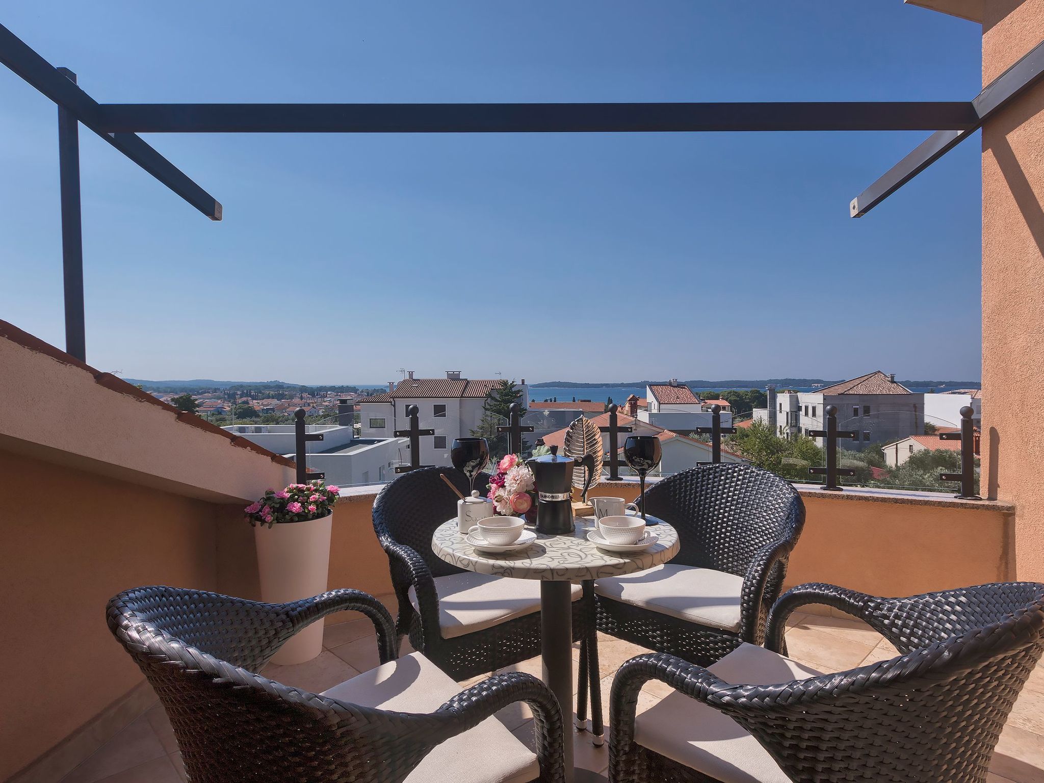 Geräumige Ferienwohnung für vier Personen mit Balkon und Meerblick-Outside