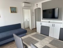 Vrijstaand vakantiehuis in Fažana met terras, tuin en airco op 800m van zee - thumbnail 4