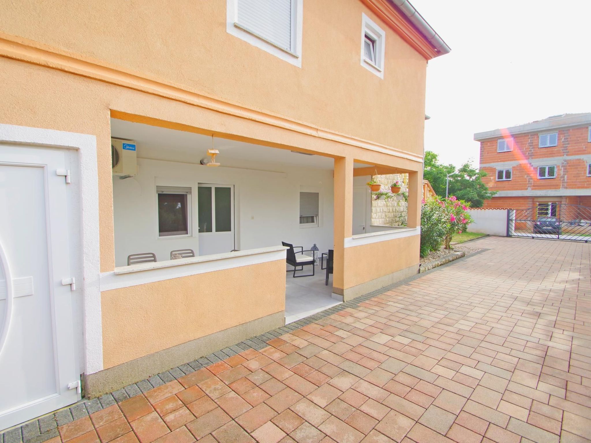 Angenehme Wohnung in Valbandon, Privatparkplatz-Buiten