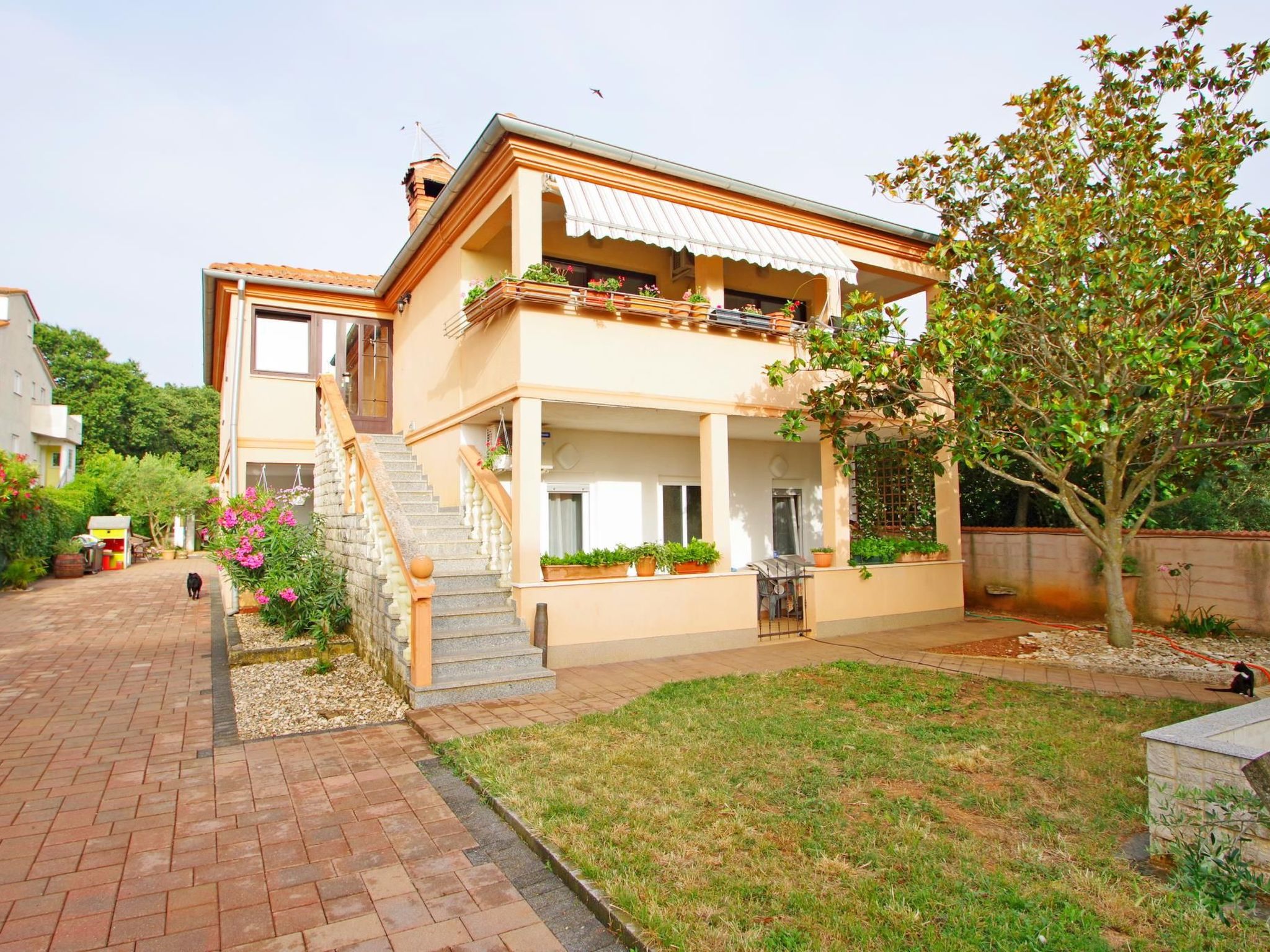 Photo of Angenehme Wohnung in Valbandon, Privatparkplatz