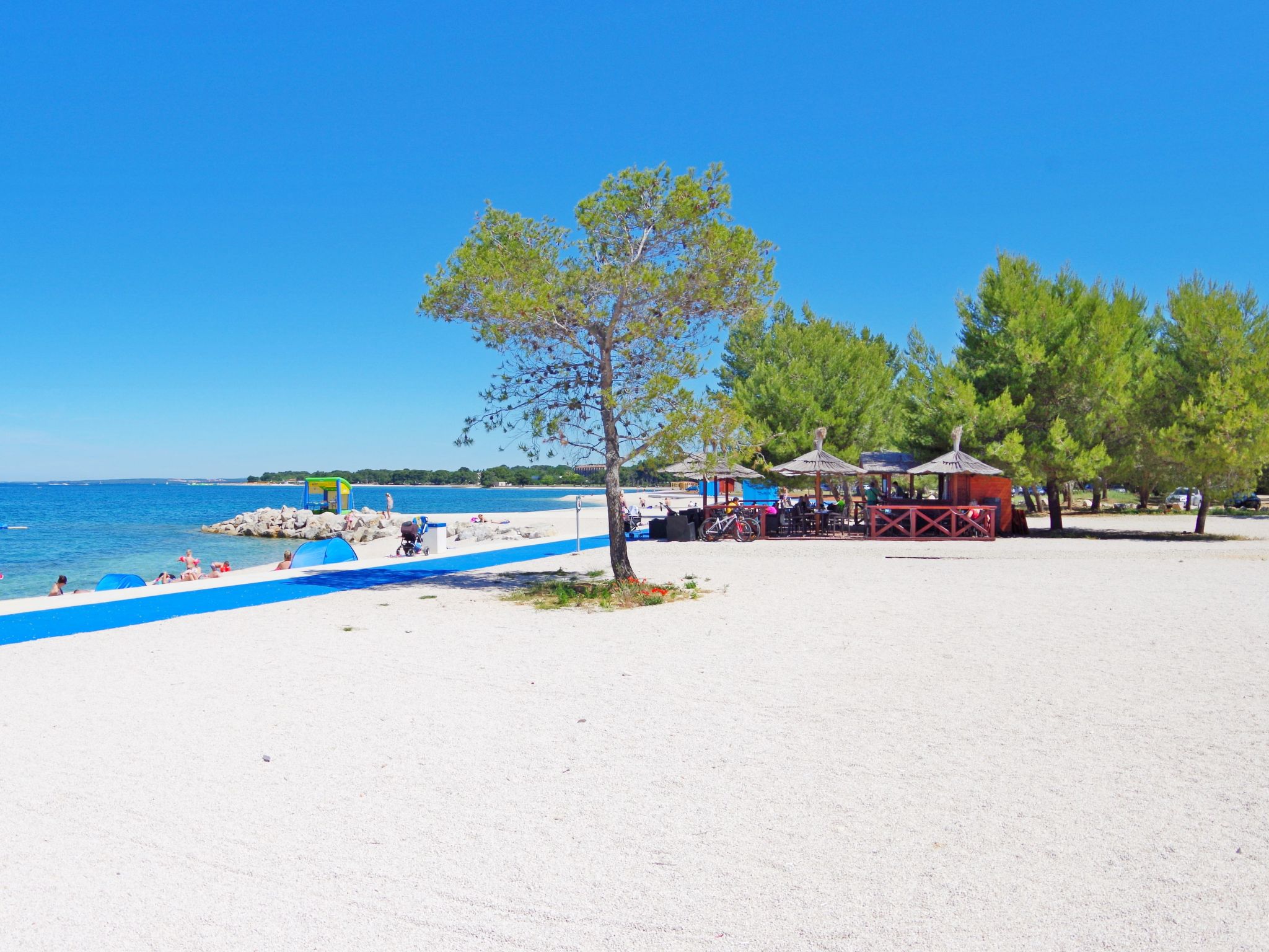 Photo of Angenehme Wohnung in Valbandon, Privatparkplatz