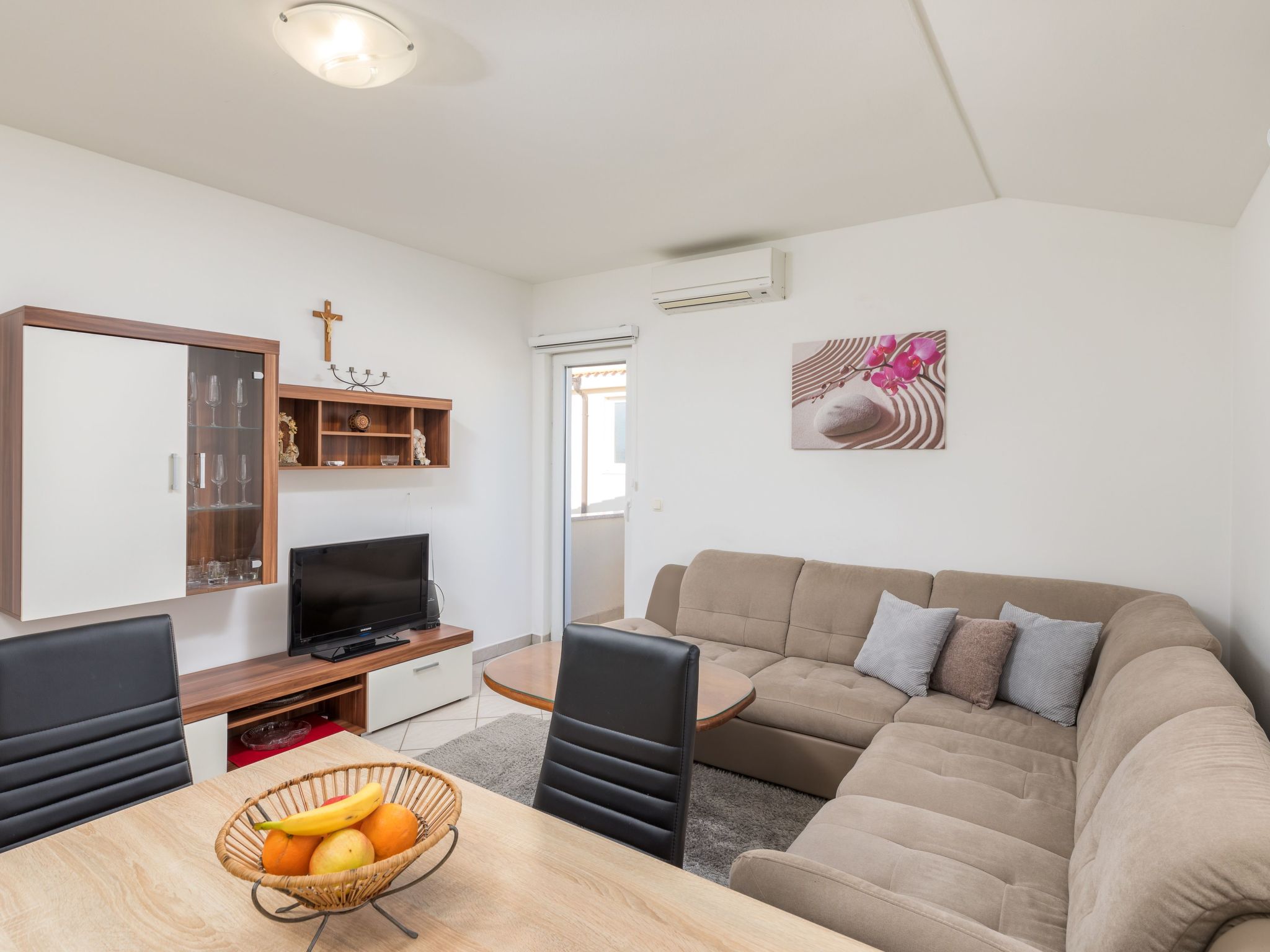 Anemona, Dorf Valbandon-Dedans