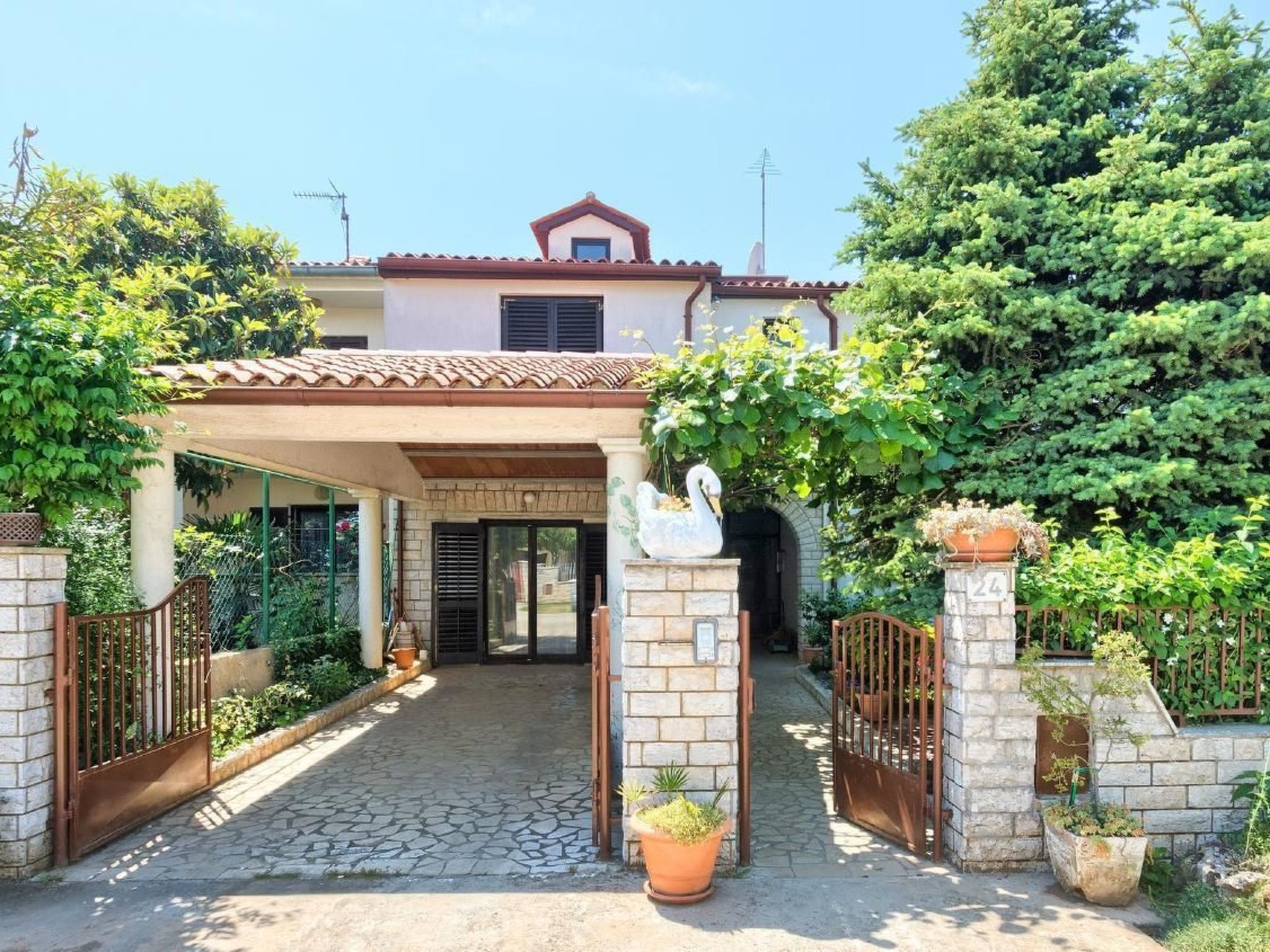 Photo of Geräumige Ferienwohnung in Fažana mit Gemeinsamem Grill