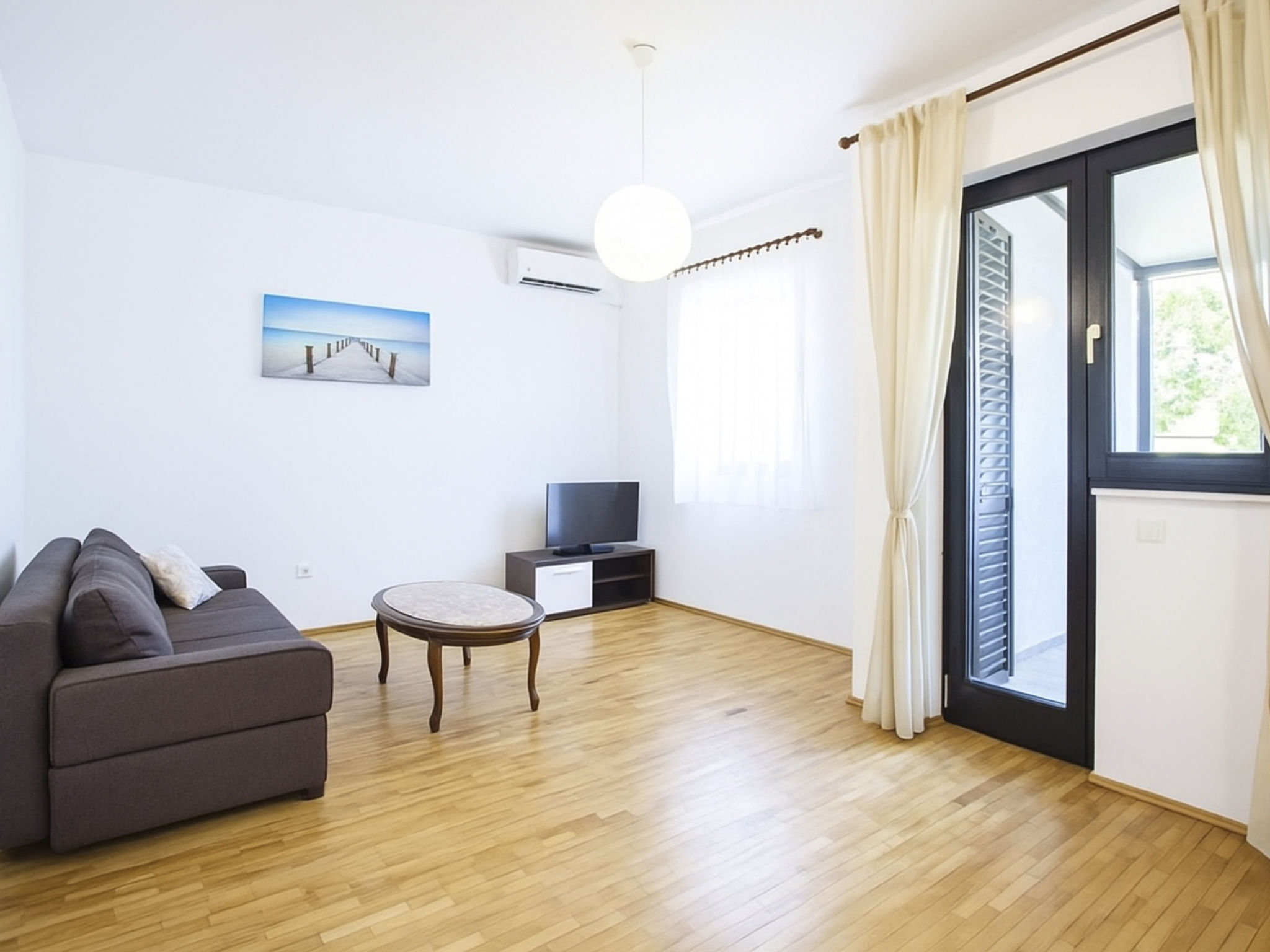 Photo of Perojka, 1 km vom Strand entfernt