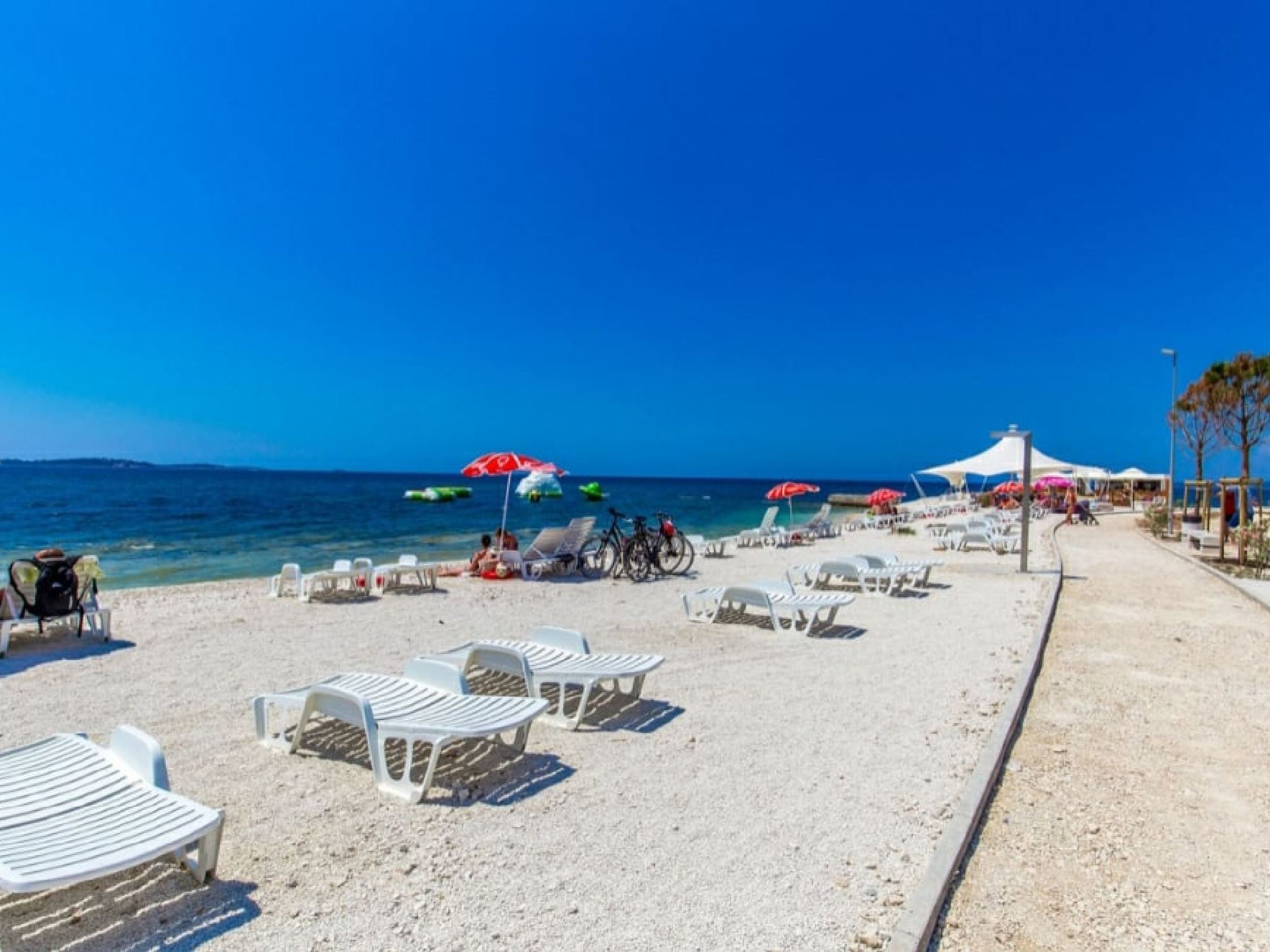 Photo of Perojka, 1 km vom Strand entfernt