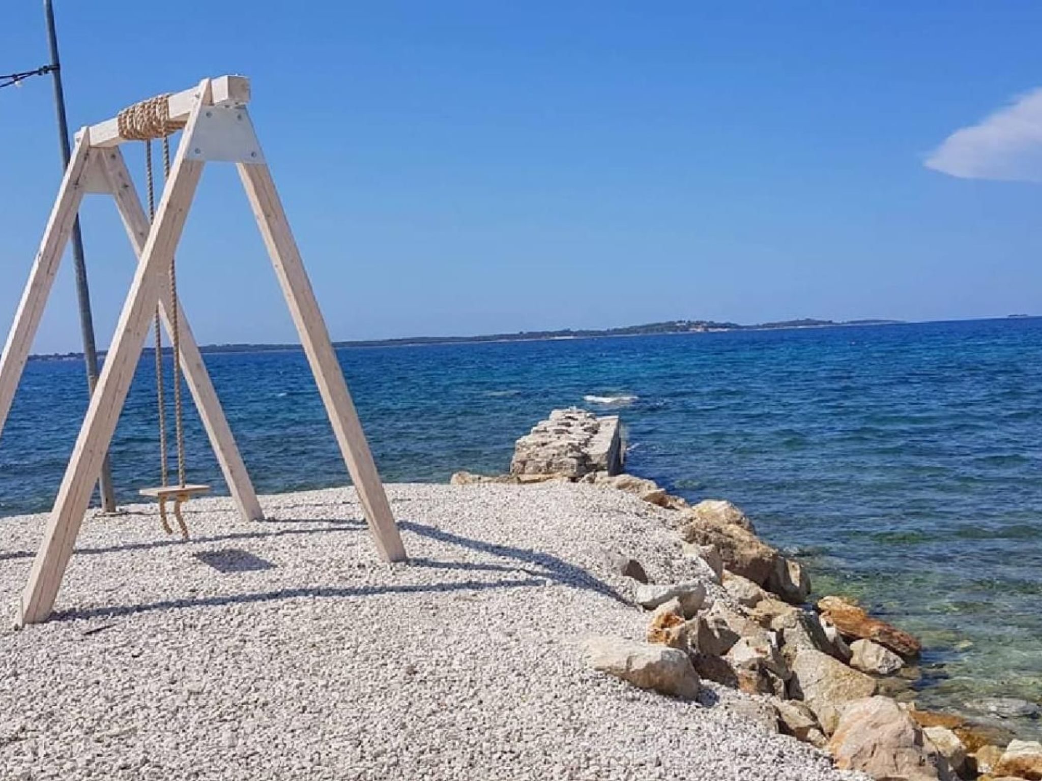 Photo of Perojka, 1 km vom Strand entfernt