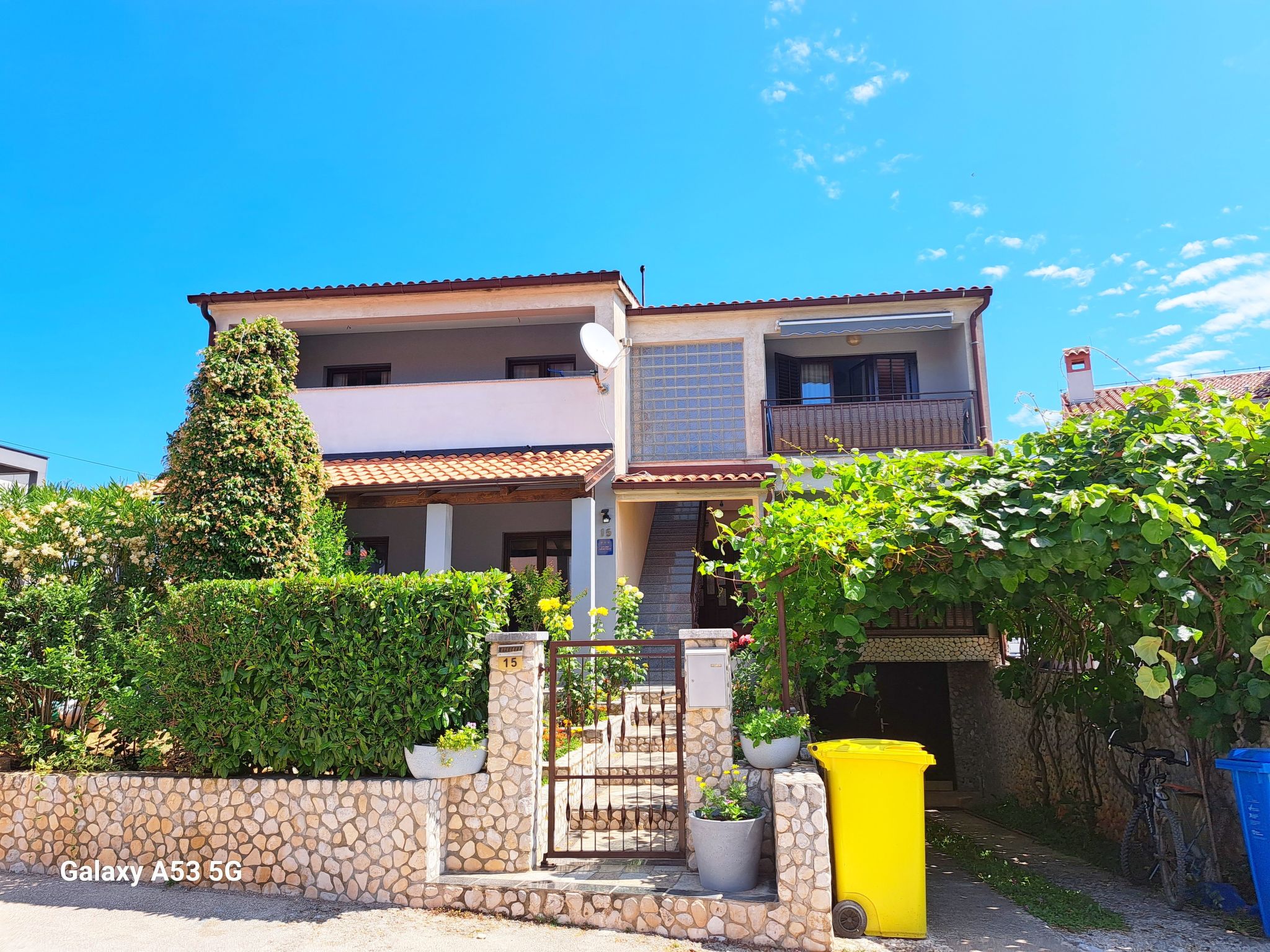 "Blue", Valbandon-Binnen