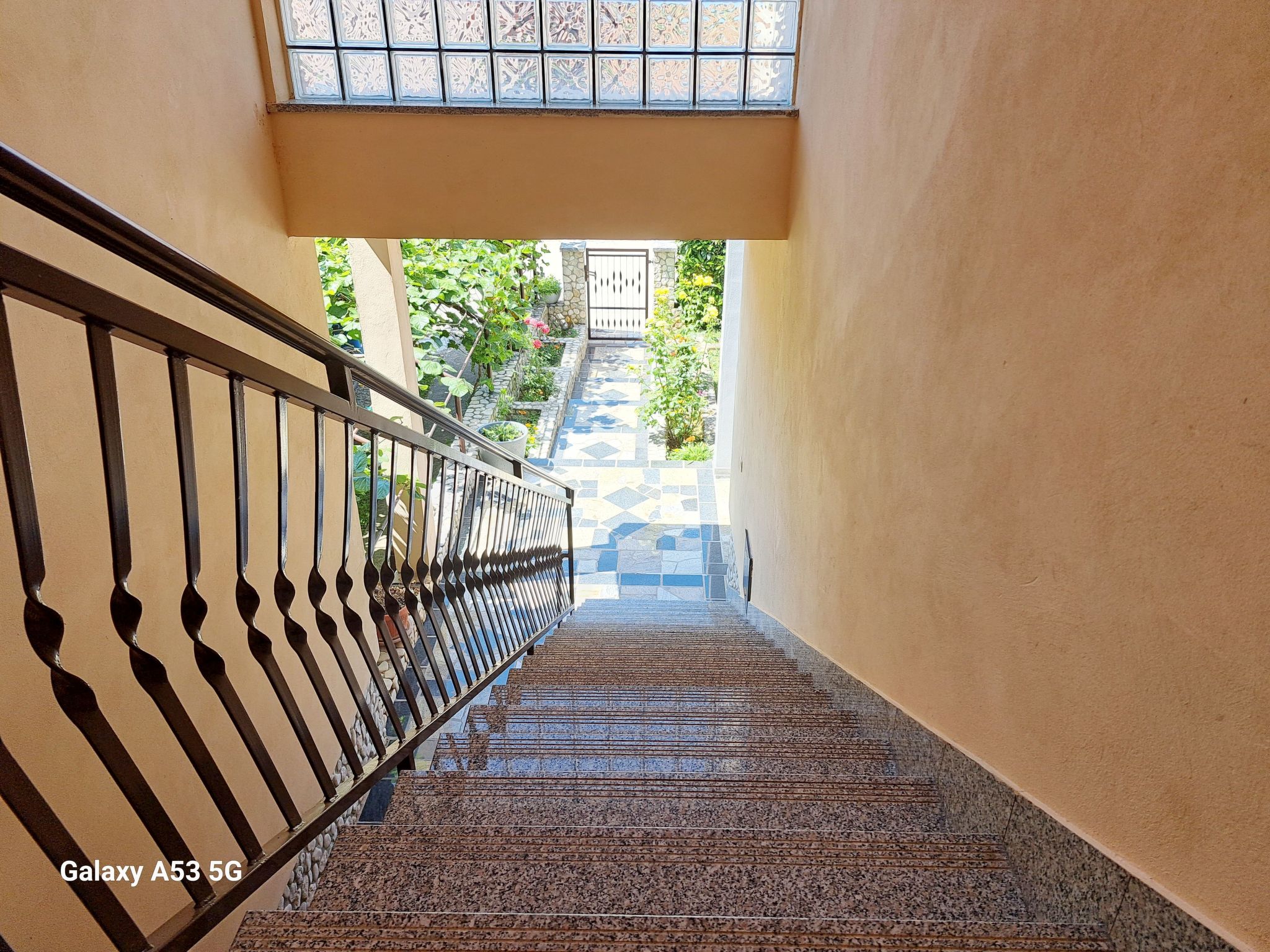 "Blue", Valbandon-Binnen