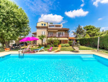 Ruim vakantiehuis met privézwembad en tuin op 800m van strand in Peroj - thumbnail 1