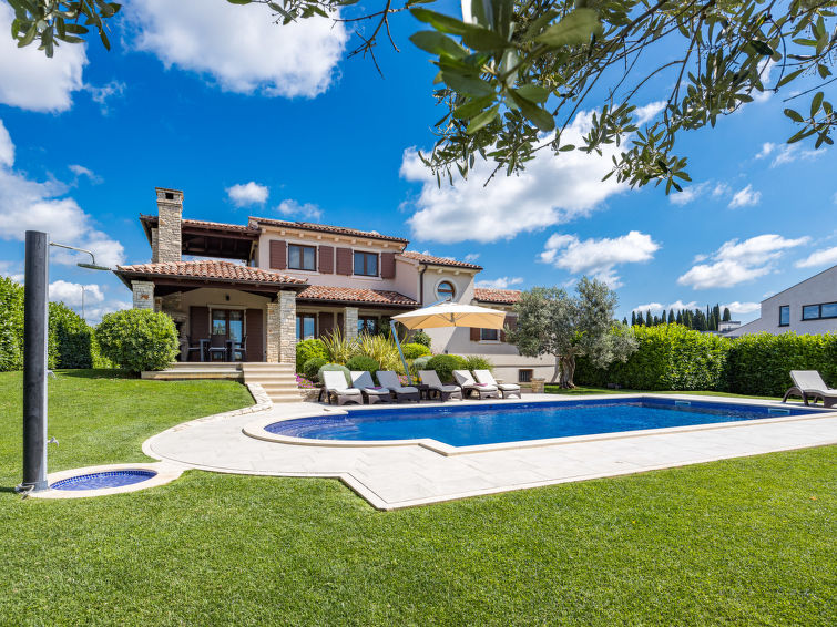 9-persoons villa met privézwembad en zeezicht in Galižana in GALIŽANA