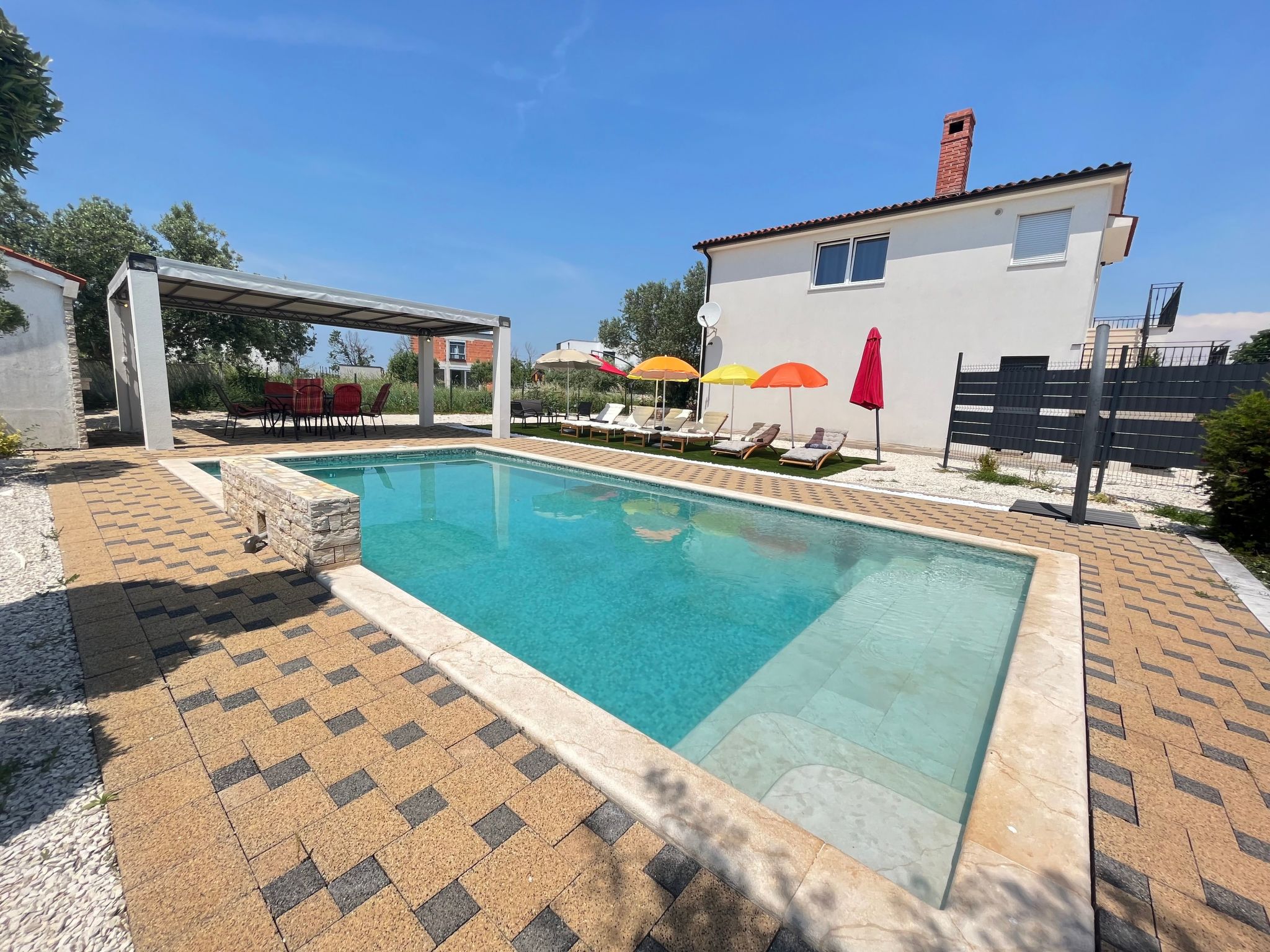 Mit privatem beheiztem Schwimmbad