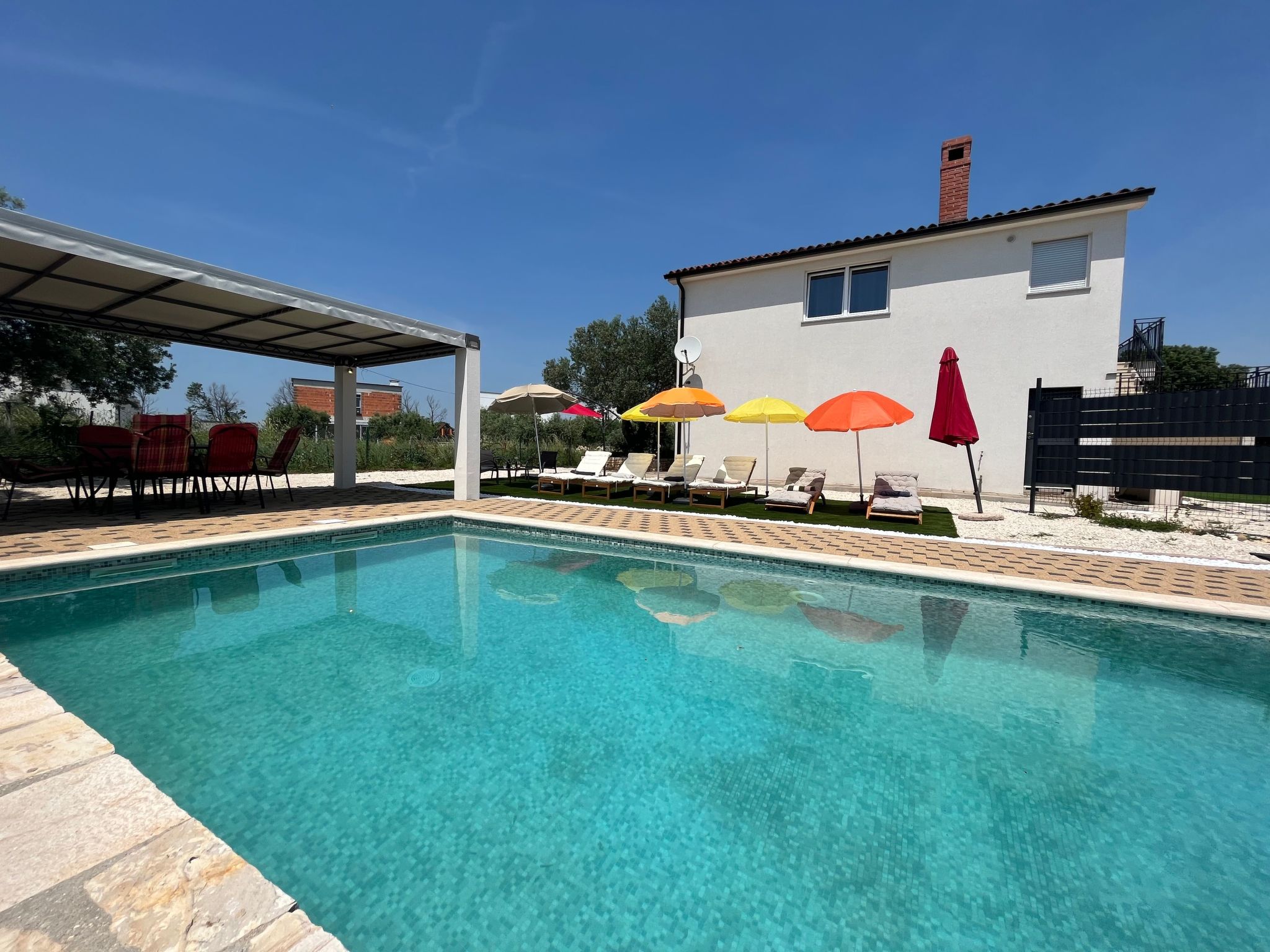 Mit privatem beheiztem Schwimmbad-Dehors