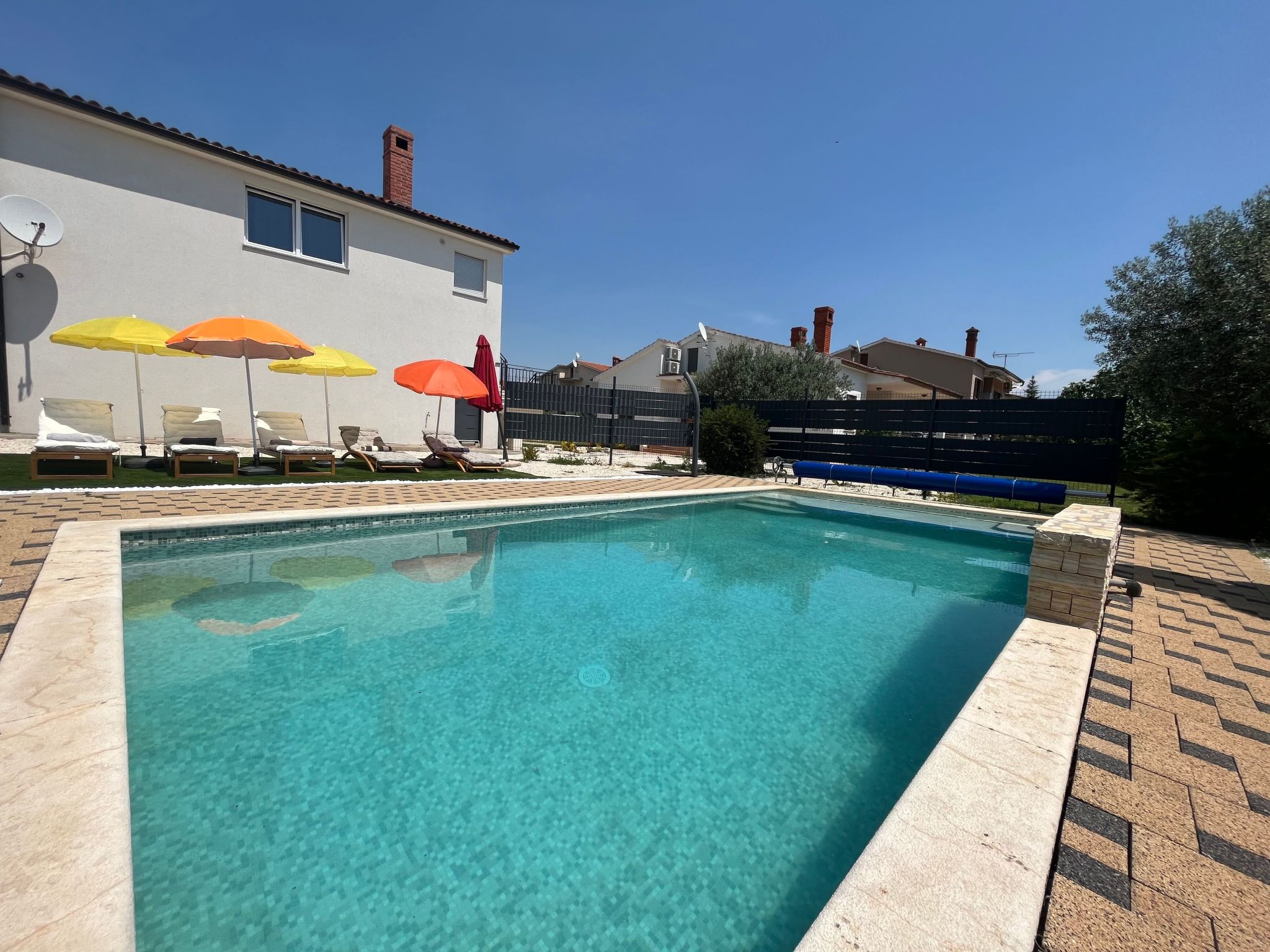 Mit privatem beheiztem Schwimmbad-Dehors