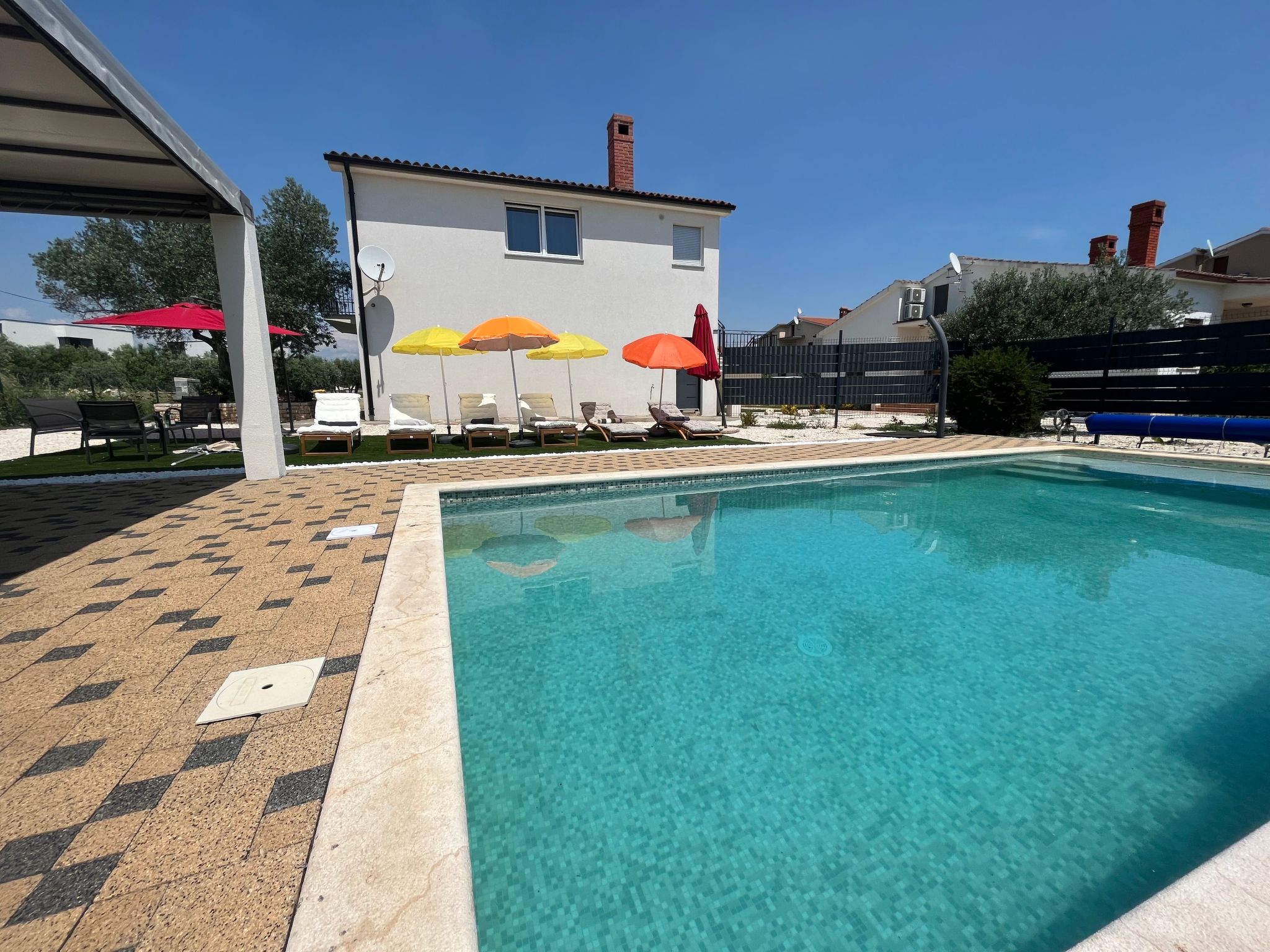 Mit privatem beheiztem Schwimmbad-Dehors