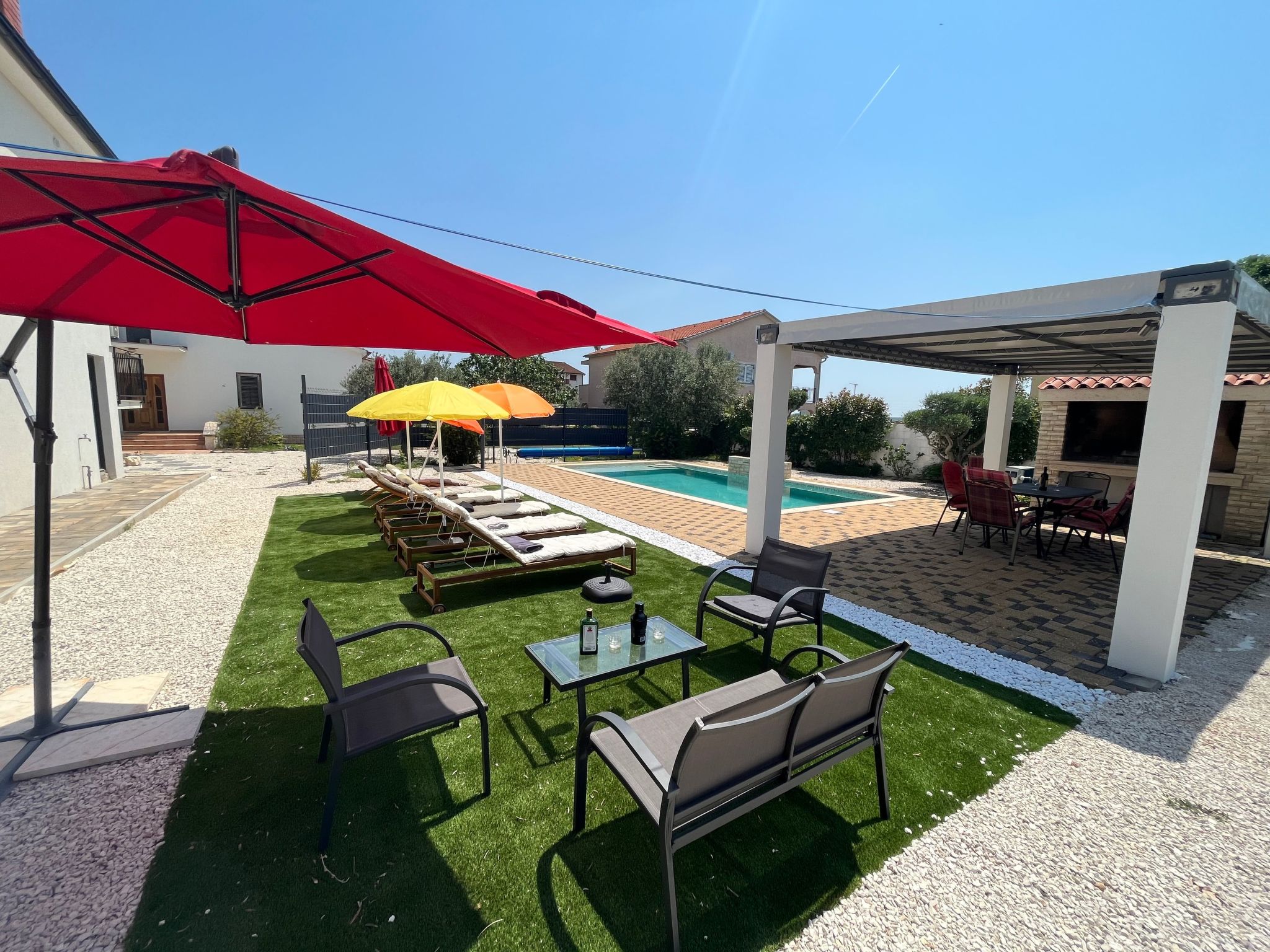 Mit privatem beheiztem Schwimmbad-Dehors