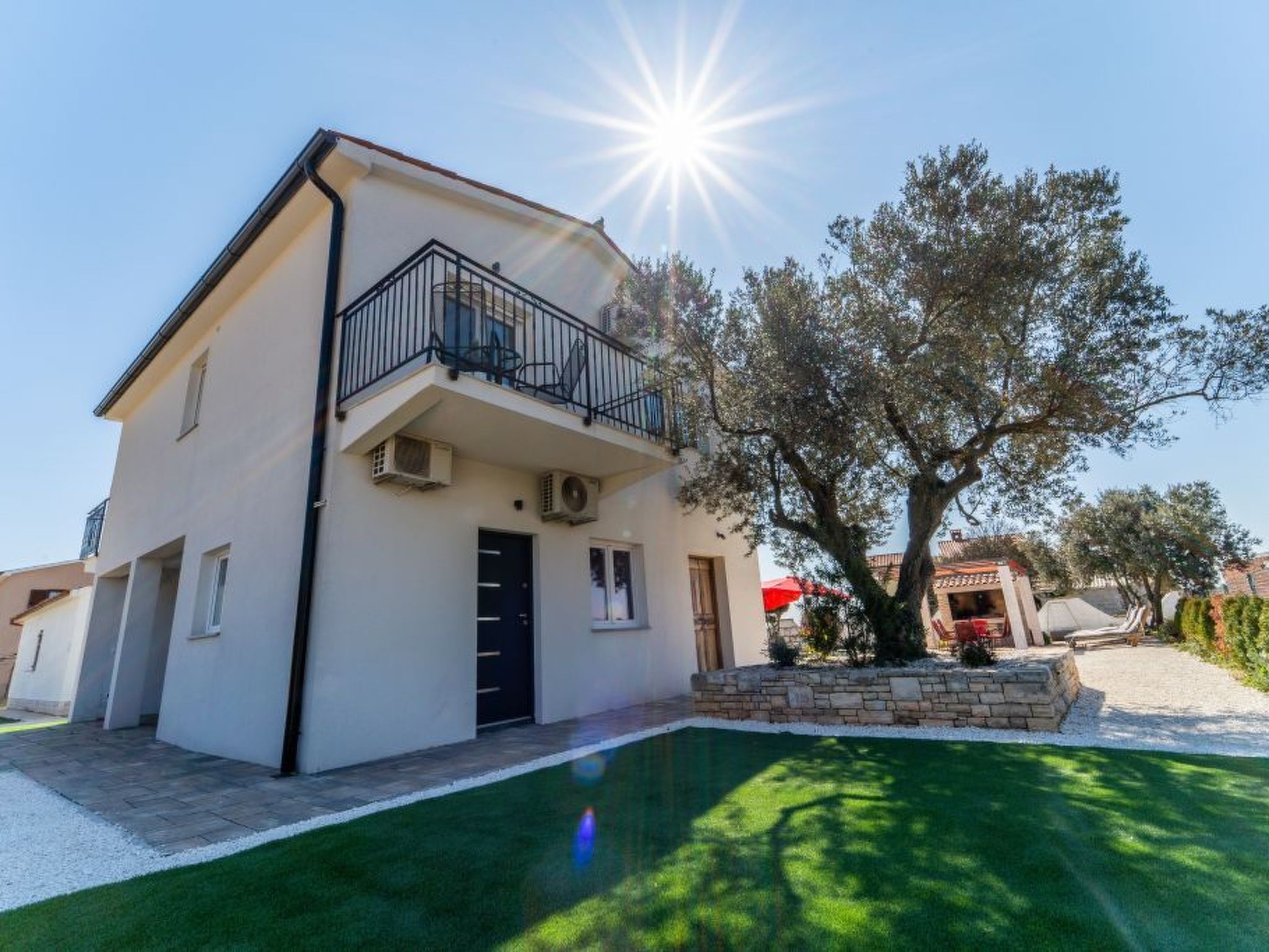 Mit privatem beheiztem Schwimmbad-Dehors