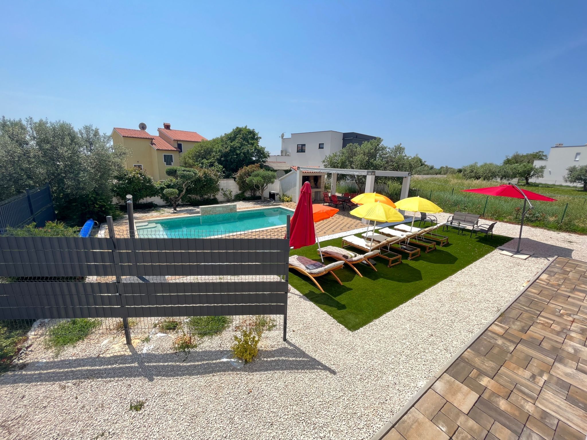 Mit privatem beheiztem Schwimmbad-Dehors