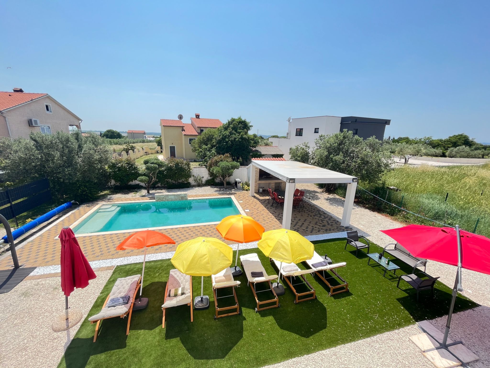 Mit privatem beheiztem Schwimmbad-Dedans