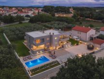 Villa Grande T&D: Luxe Oase voor 14 met Privézwembad bij Pula - thumbnail 2