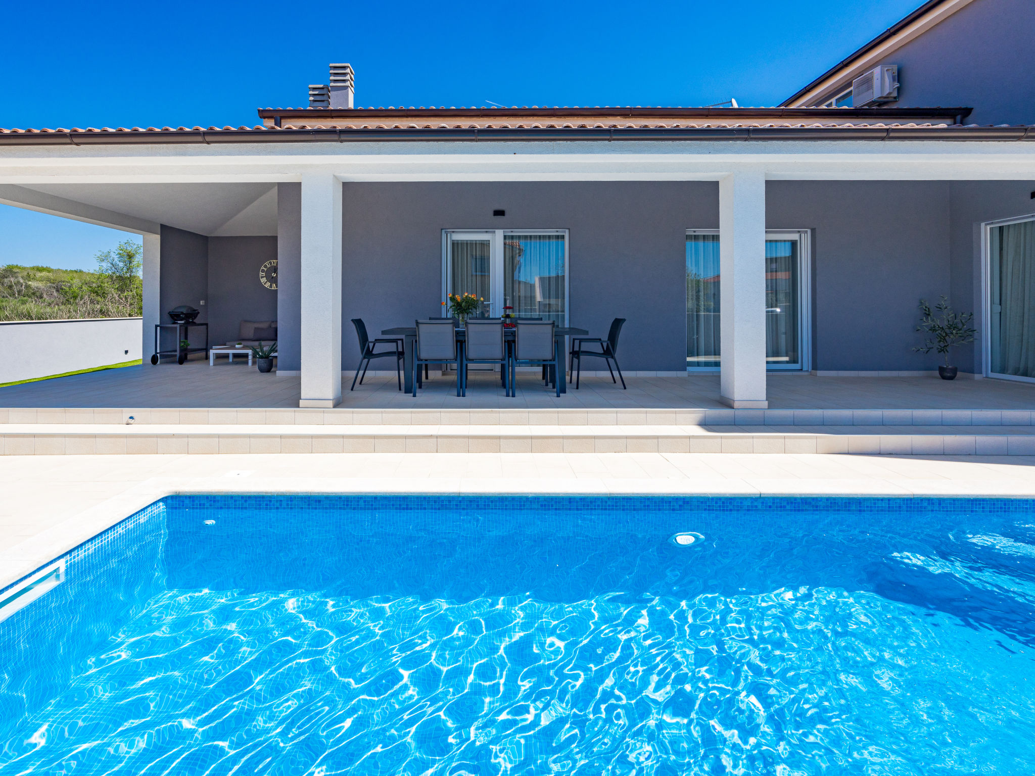 Villa 5-kamers 200 m2 op 2 verdiepingen. Groot woon-/eetkamer met Sat-TV (Flatscreen TV), air-conditioning. Uitgang naar het terras. 1 kamer met 1 2-pers bed (180 cm, lengte 200 cm), douche/WC en Sat-..