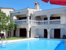 Villa Ursa: Ruim vakantiehuis voor 9 personen vlakbij zee in Pula - thumbnail 2