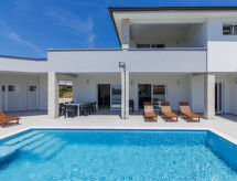 Vrijstaande villa Kliska met privézwembad, op 600 meter van zee bij Pula - thumbnail 1