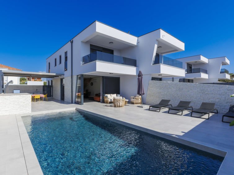 Whirlpool en privézwembad bij luxe vakantiehuis in Pula in Pula