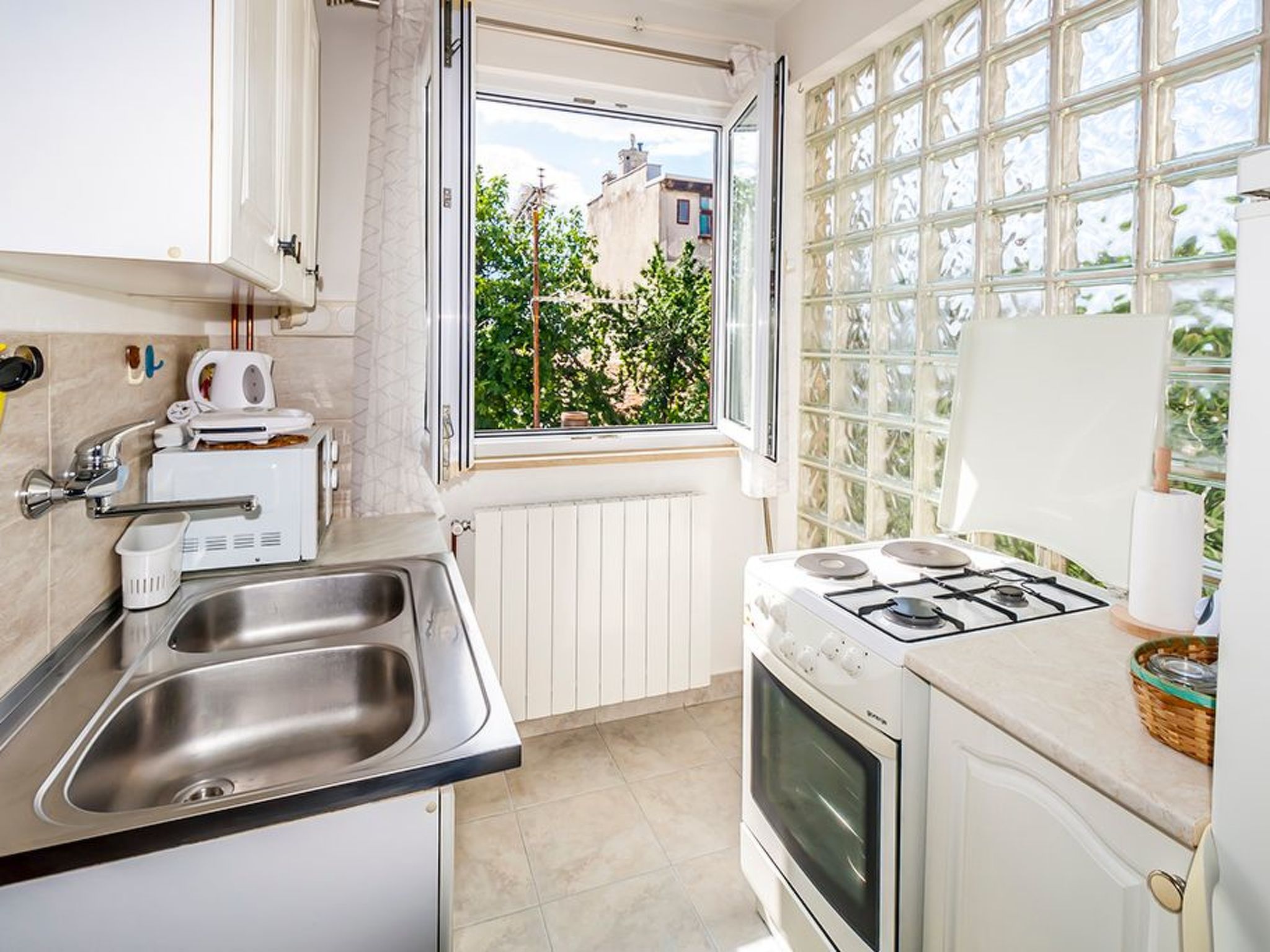 Modern eingerichtete und komfortable Ein-Zimmer-Wohnung direkt im Zentrum von P-Image-tags.info