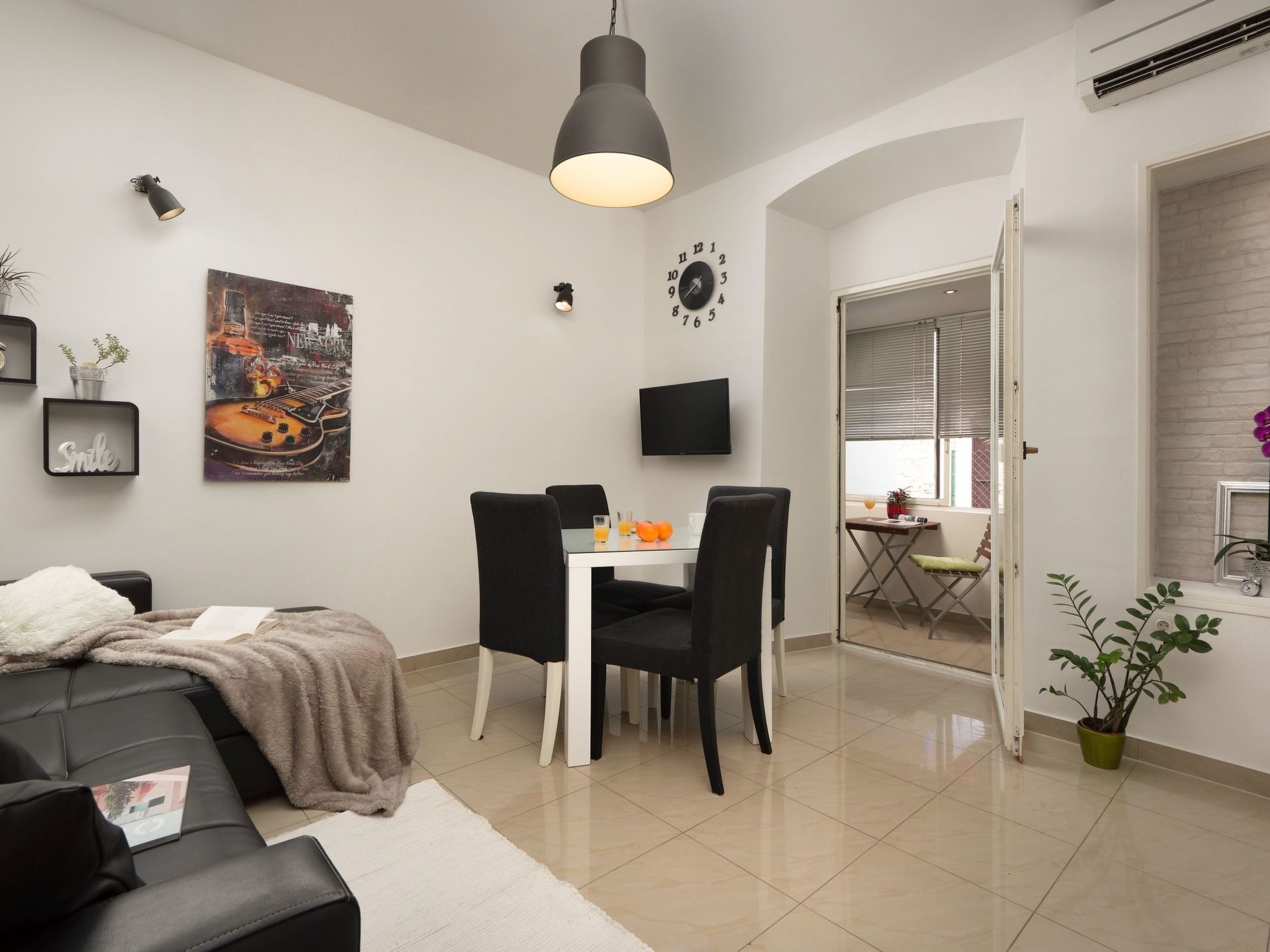 Moderne Wohnung in Arena-Drinnen