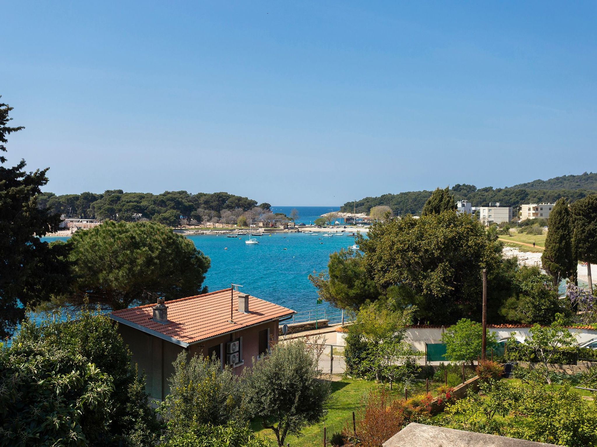In Pula und Nah am Strand-Binnen