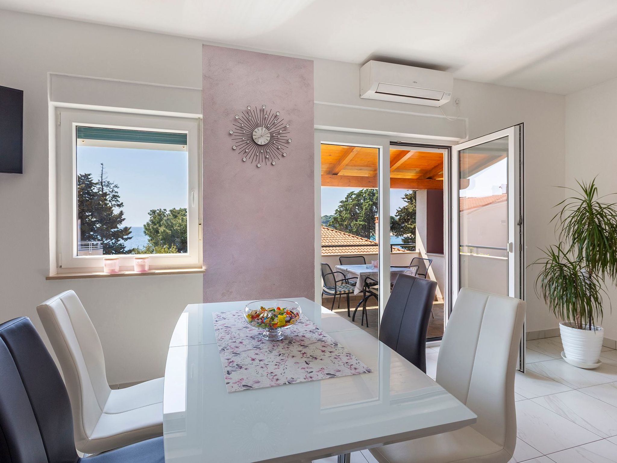 In Pula und Nah am Strand-Binnen