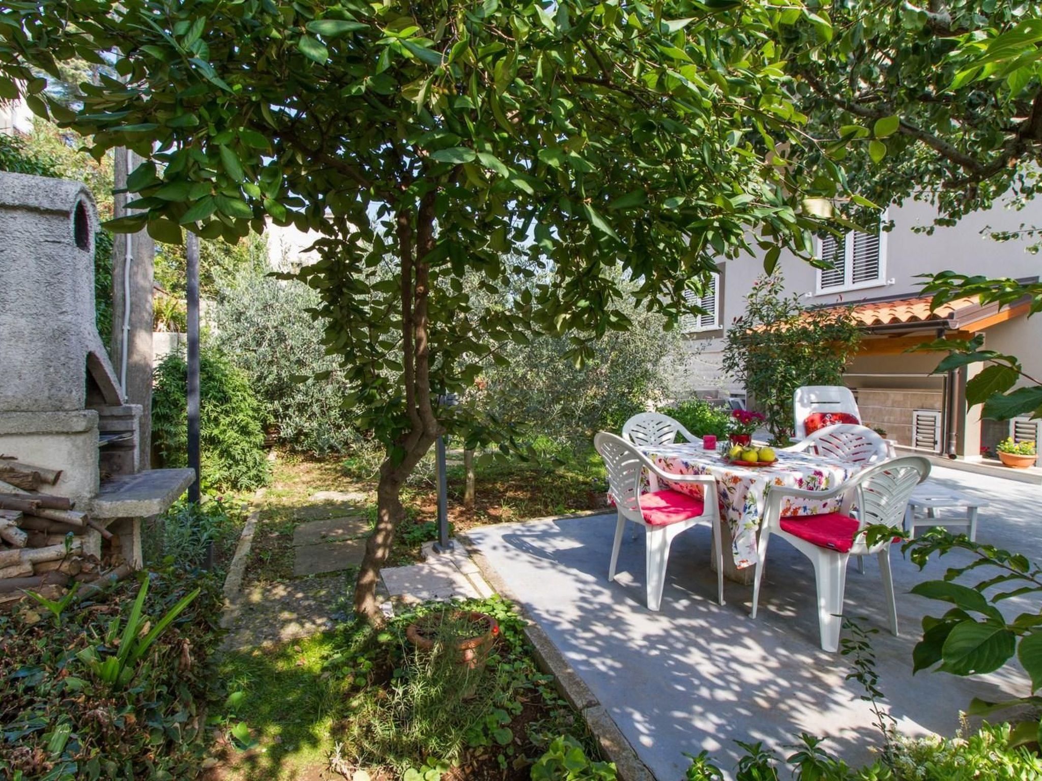 Discover the charm of Pula, Istria, with a stay at the cozy Studio Apartment Zeljka, perfectly located just 100 meters from the pristine beach and inviting sea. Ideal for couples seeking a tranquil re..