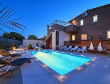 Villa Nikolina: Luxe villa met verwarmd privézwembad op 300m van Pula centrum - thumbnail 1