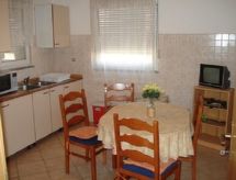Zonovergoten appartement voor 5 met balkon, 200m van zee in Pula - thumbnail 4