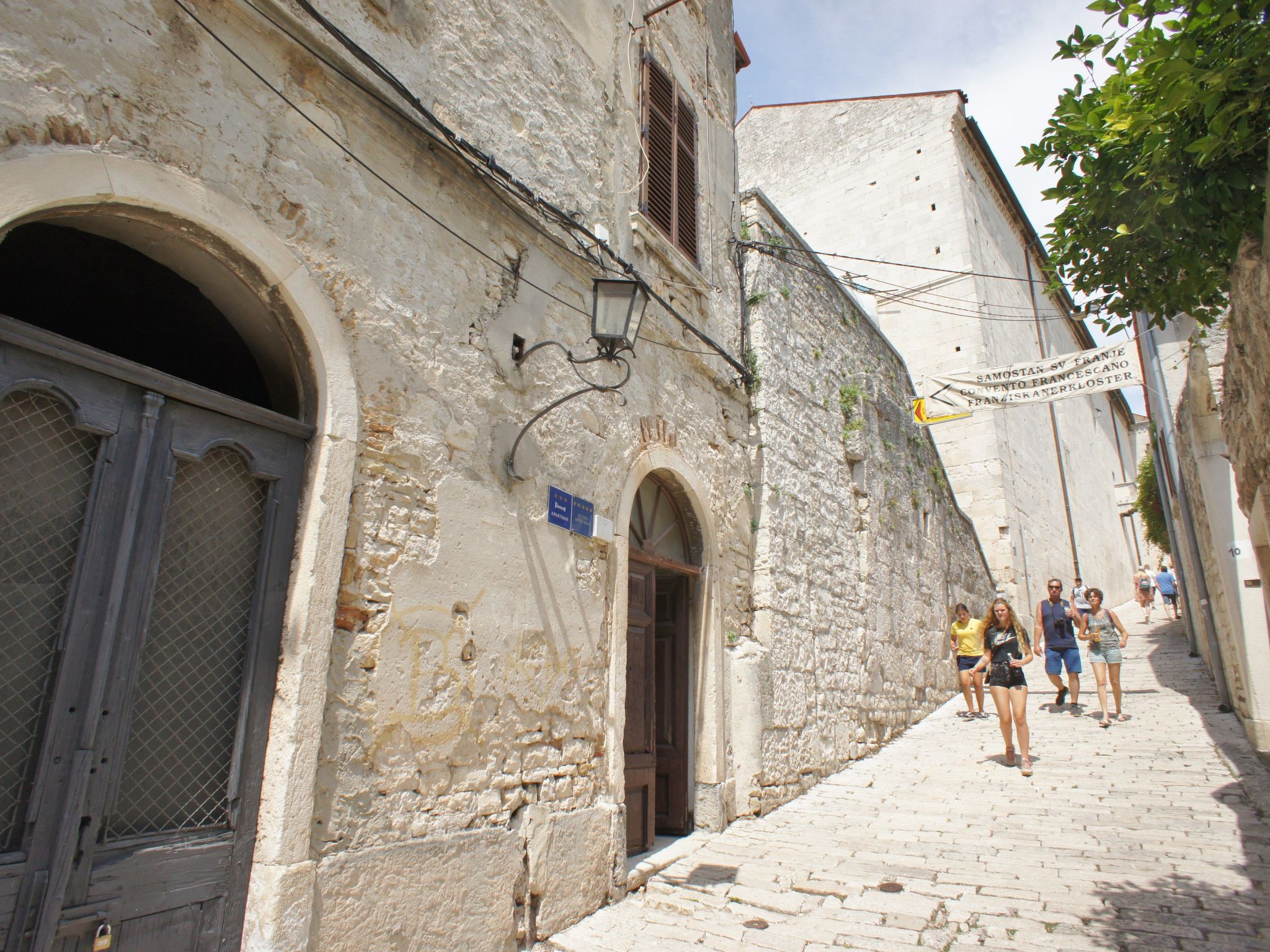 Photo of Stilvolle Wohnung in Arena mit großer Terrasse